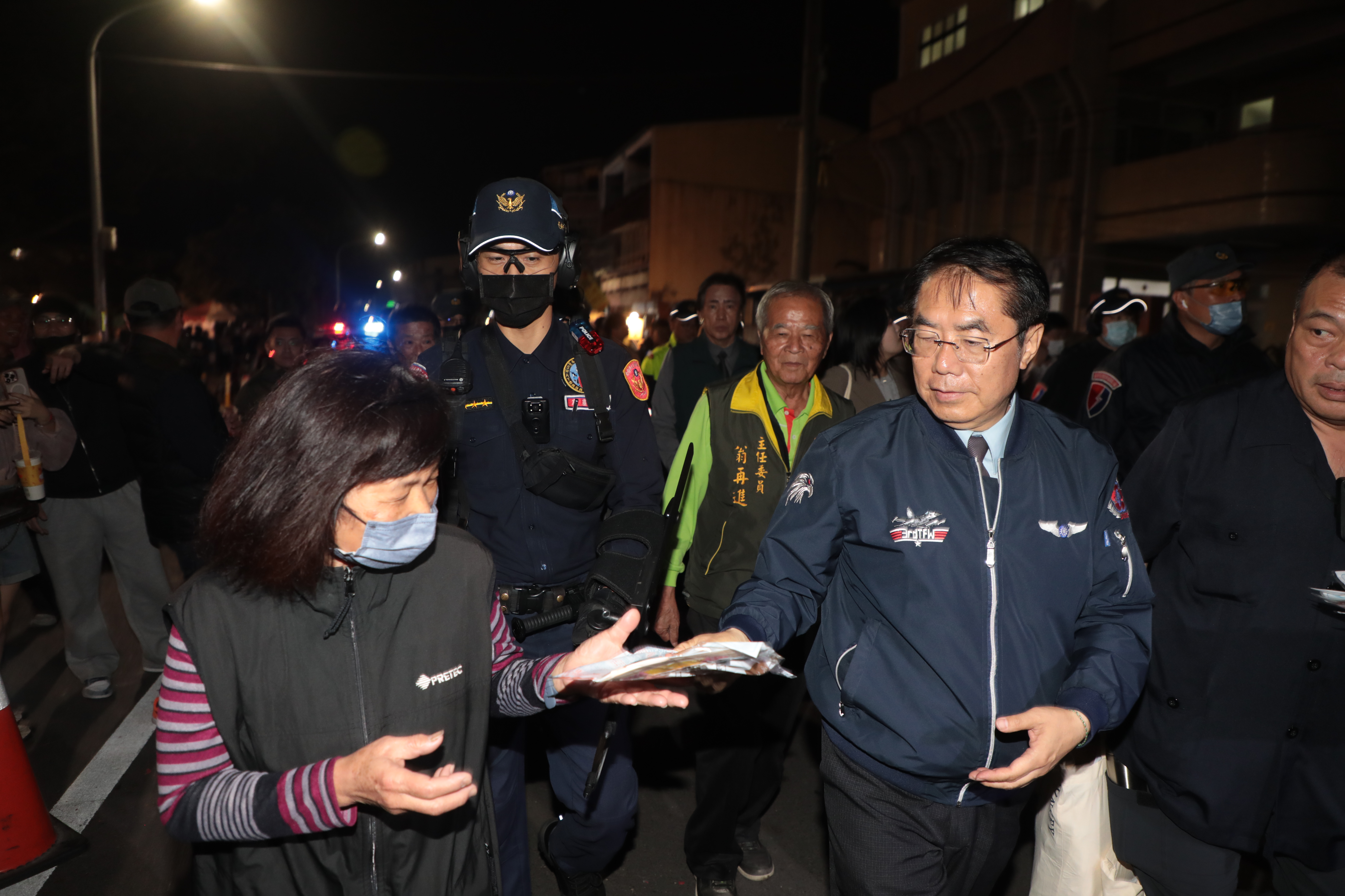 元宵鹽水蜂炮璀璨奪目兩日吸引近60萬民眾參與  黃偉哲啟炮祈福國泰民安