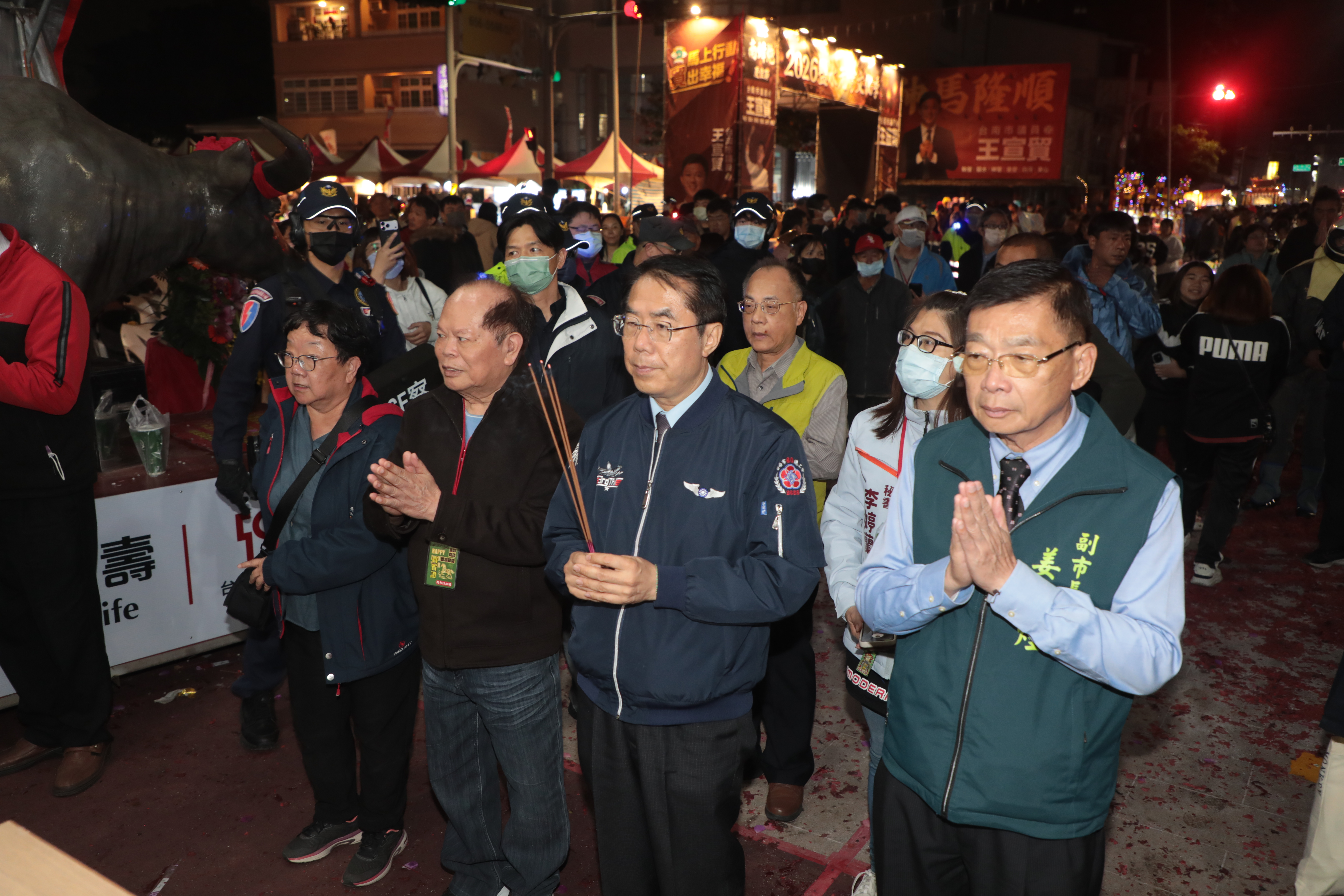 元宵鹽水蜂炮璀璨奪目兩日吸引近60萬民眾參與  黃偉哲啟炮祈福國泰民安