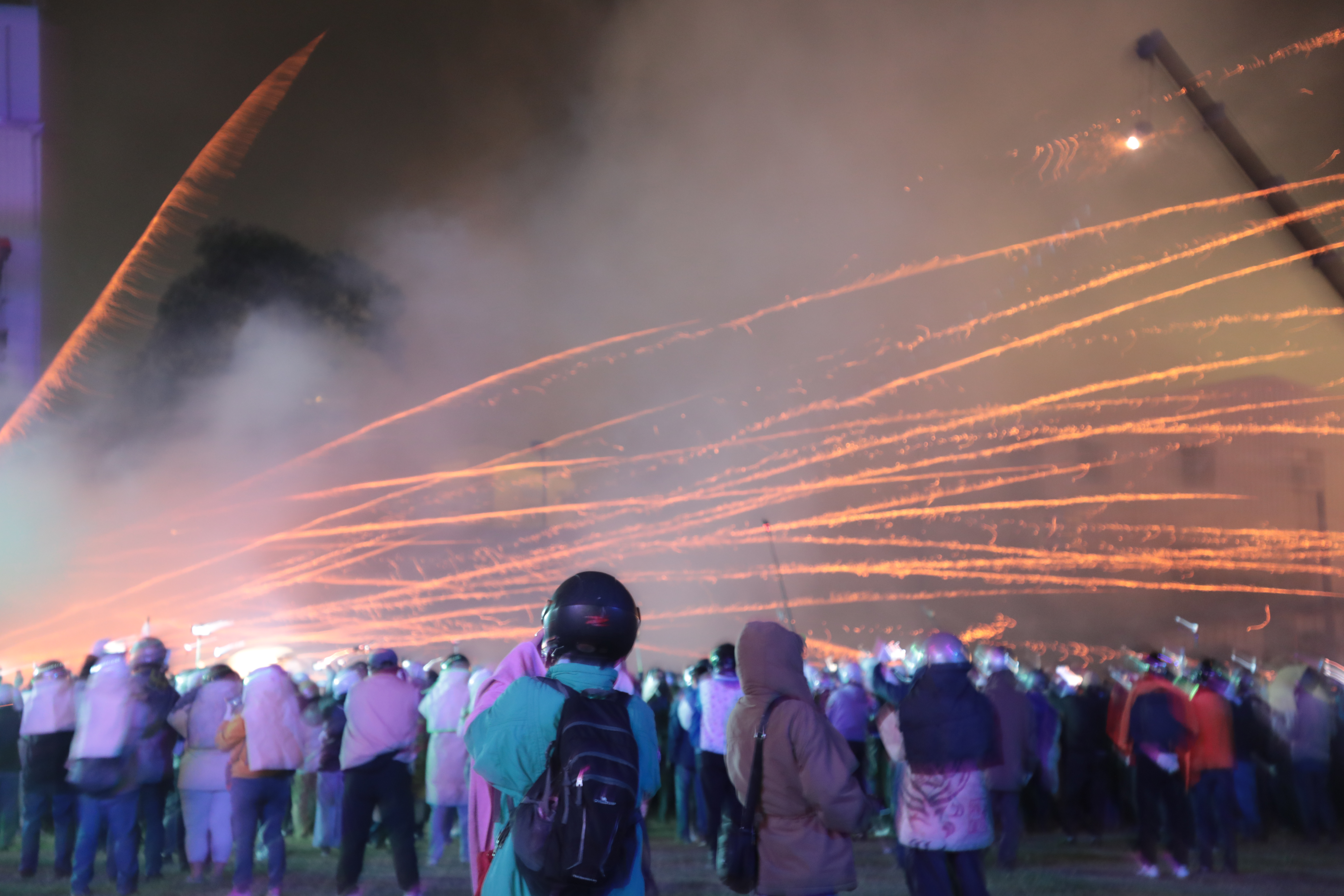 元宵鹽水蜂炮璀璨奪目兩日吸引近60萬民眾參與  黃偉哲啟炮祈福國泰民安
