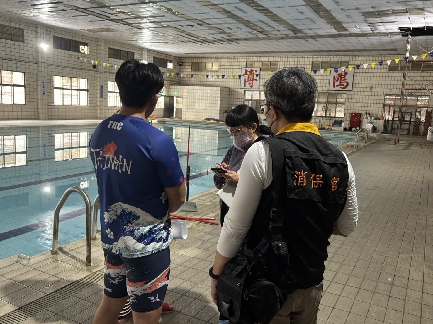 臺南市某室內游泳池發生設施掉落意外  體育局已啟動加強稽查並要求業者妥善處理
