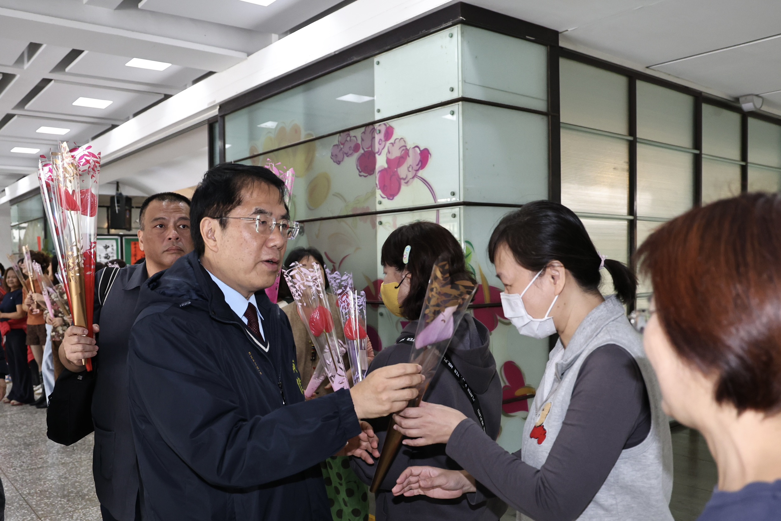 2026婦女節將至 黃偉哲贈送火鶴花 祝福全市婦女健康快樂