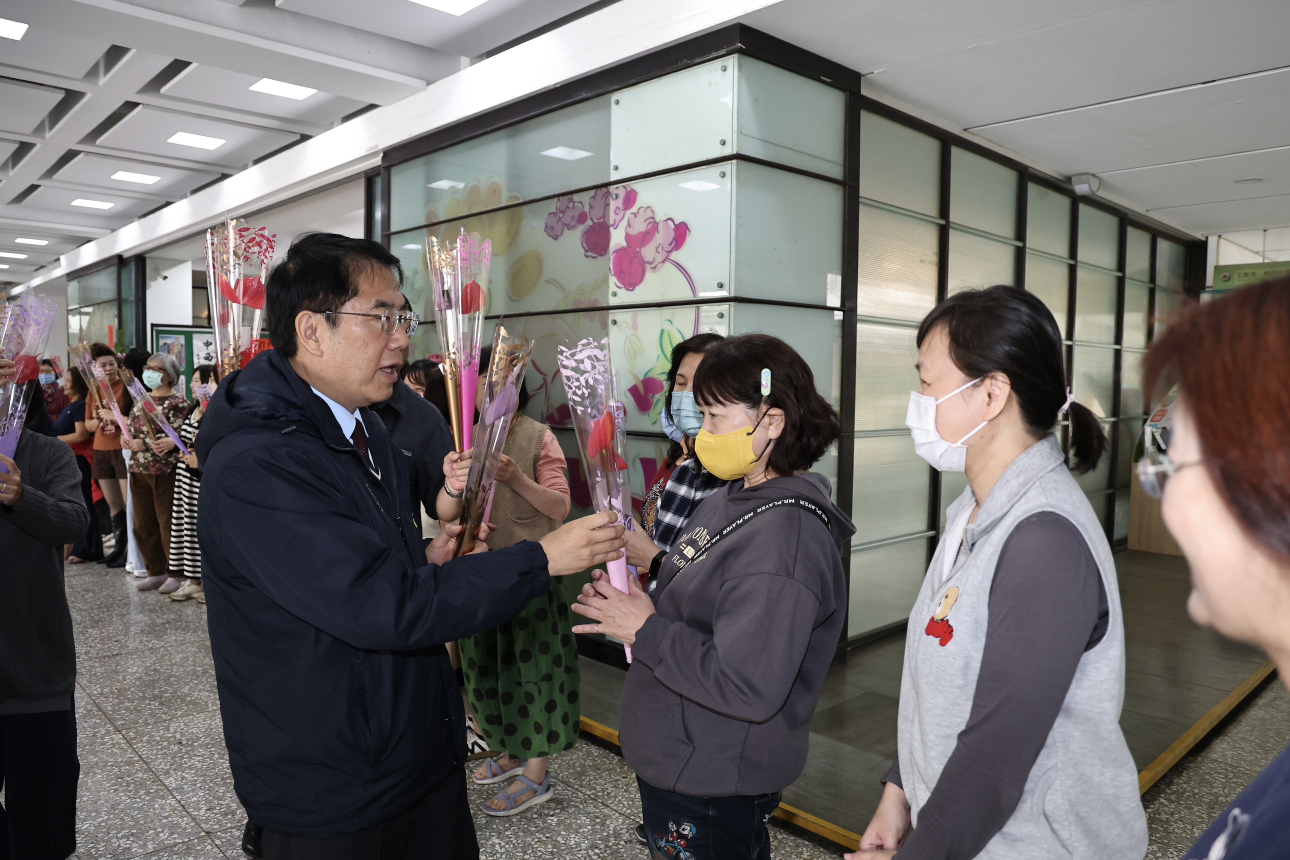 黃偉哲贈送火鶴花 祝福台南市婦女健康快樂