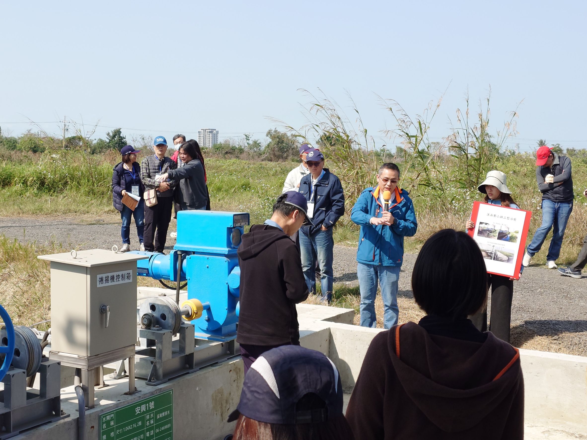 南市水患自主防災社區評鑑再創佳績 ，14社區連續11 年獲績優縣市 ，市長黃偉哲請水利局及得獎區公所貼紅榜祝賀