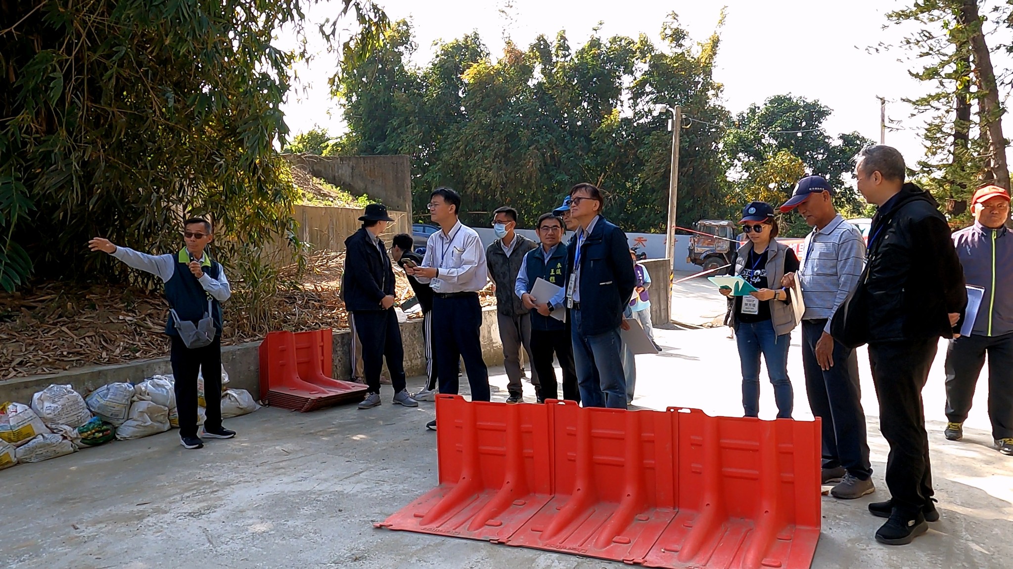 南市水患自主防災社區評鑑再創佳績 ，14社區連續11 年獲績優縣市 ，市長黃偉哲請水利局及得獎區公所貼紅榜祝賀