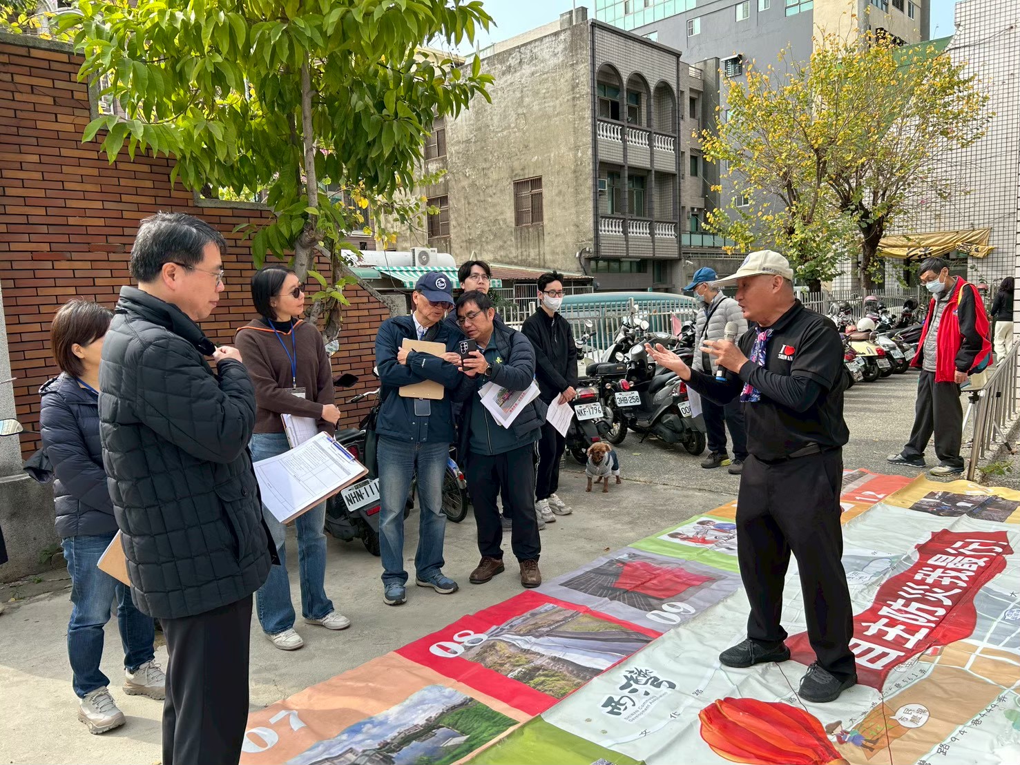 南市水患自主防災社區評鑑再創佳績 ，14社區連續11 年獲績優縣市 ，市長黃偉哲請水利局及得獎區公所貼紅榜祝賀