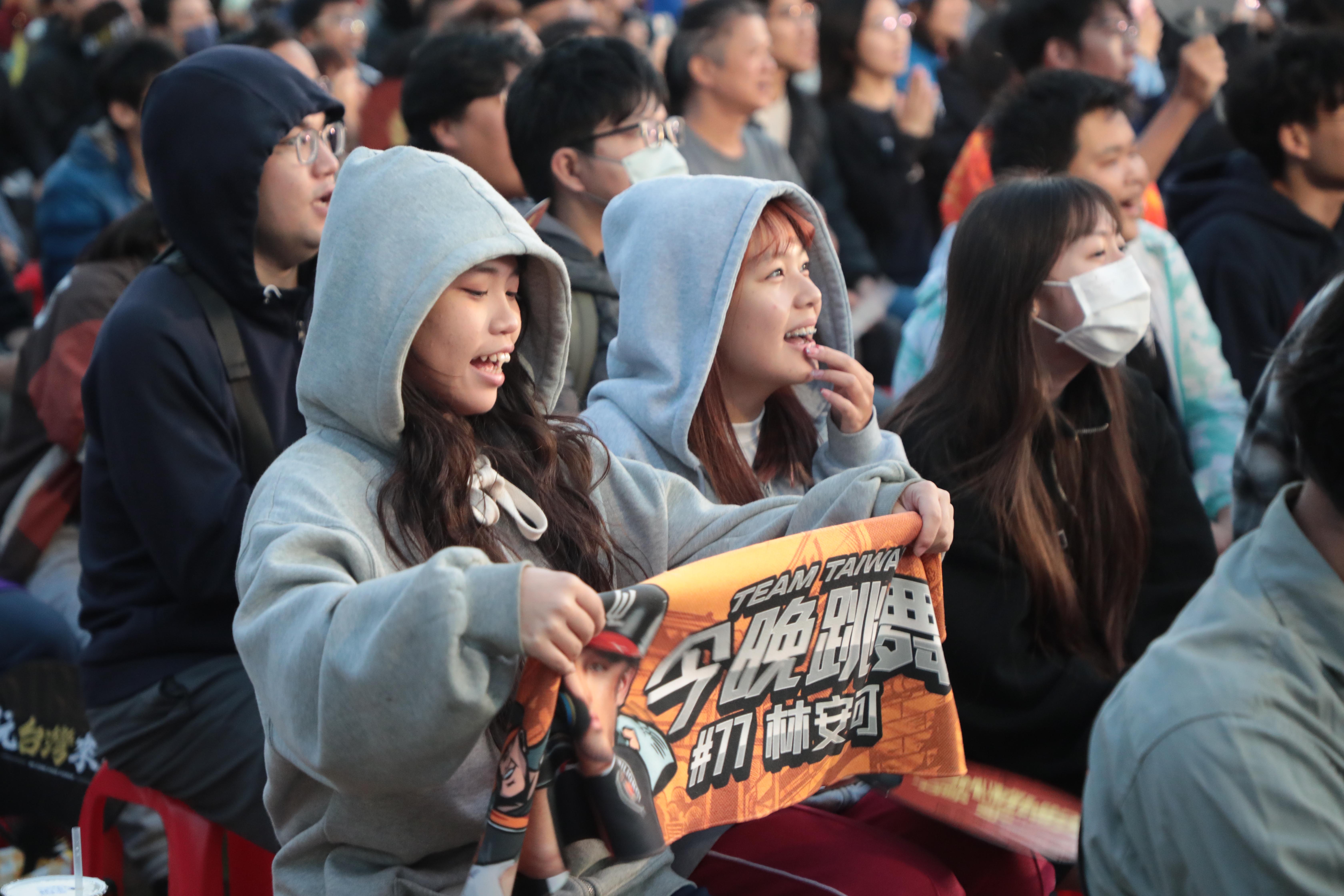 台南轉播WBC世界棒球經典賽迎戰日本 黃偉哲與民眾一起Team Taiwan