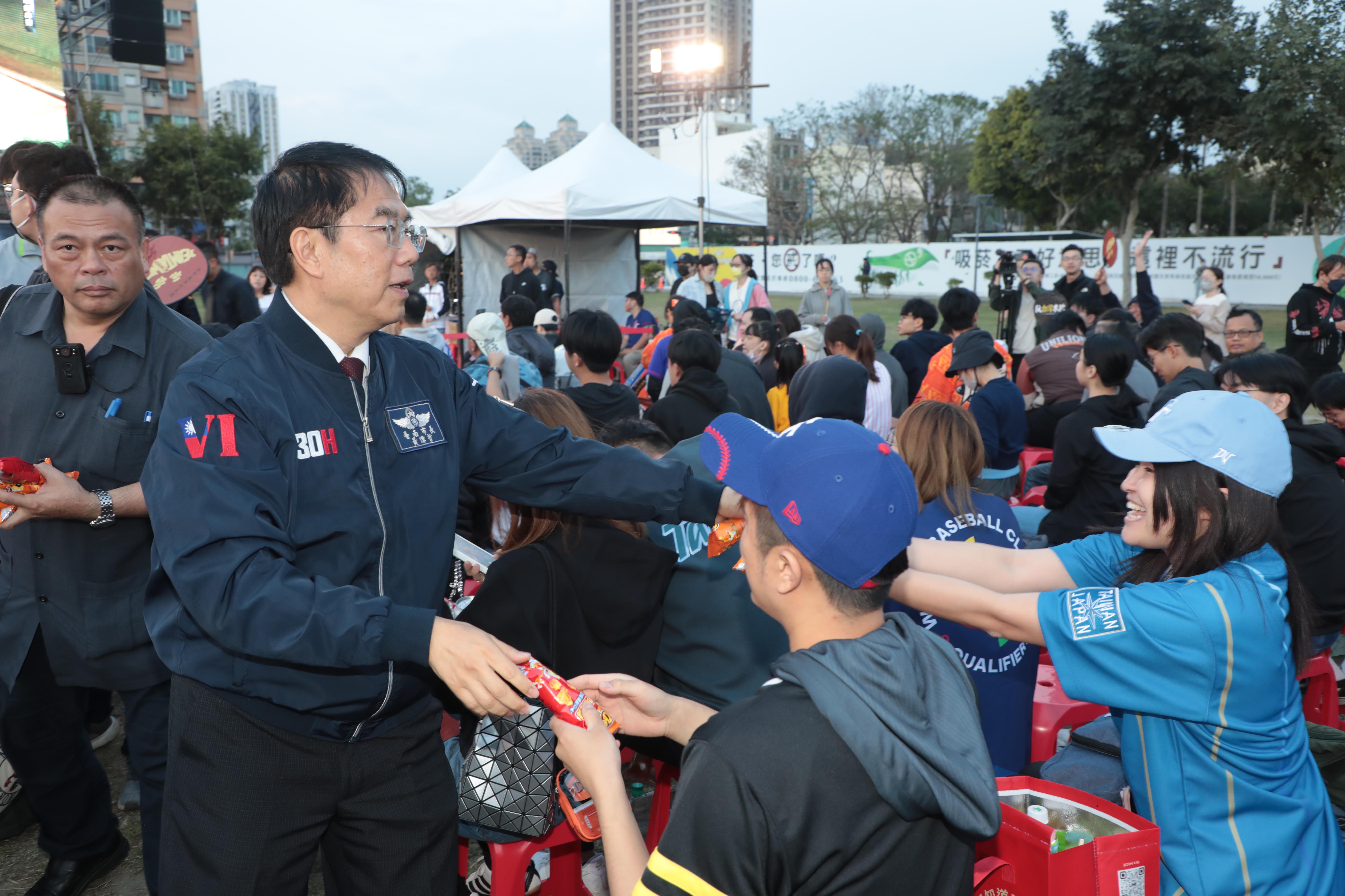 台南轉播WBC世界棒球經典賽迎戰日本 黃偉哲與民眾一起Team Taiwan