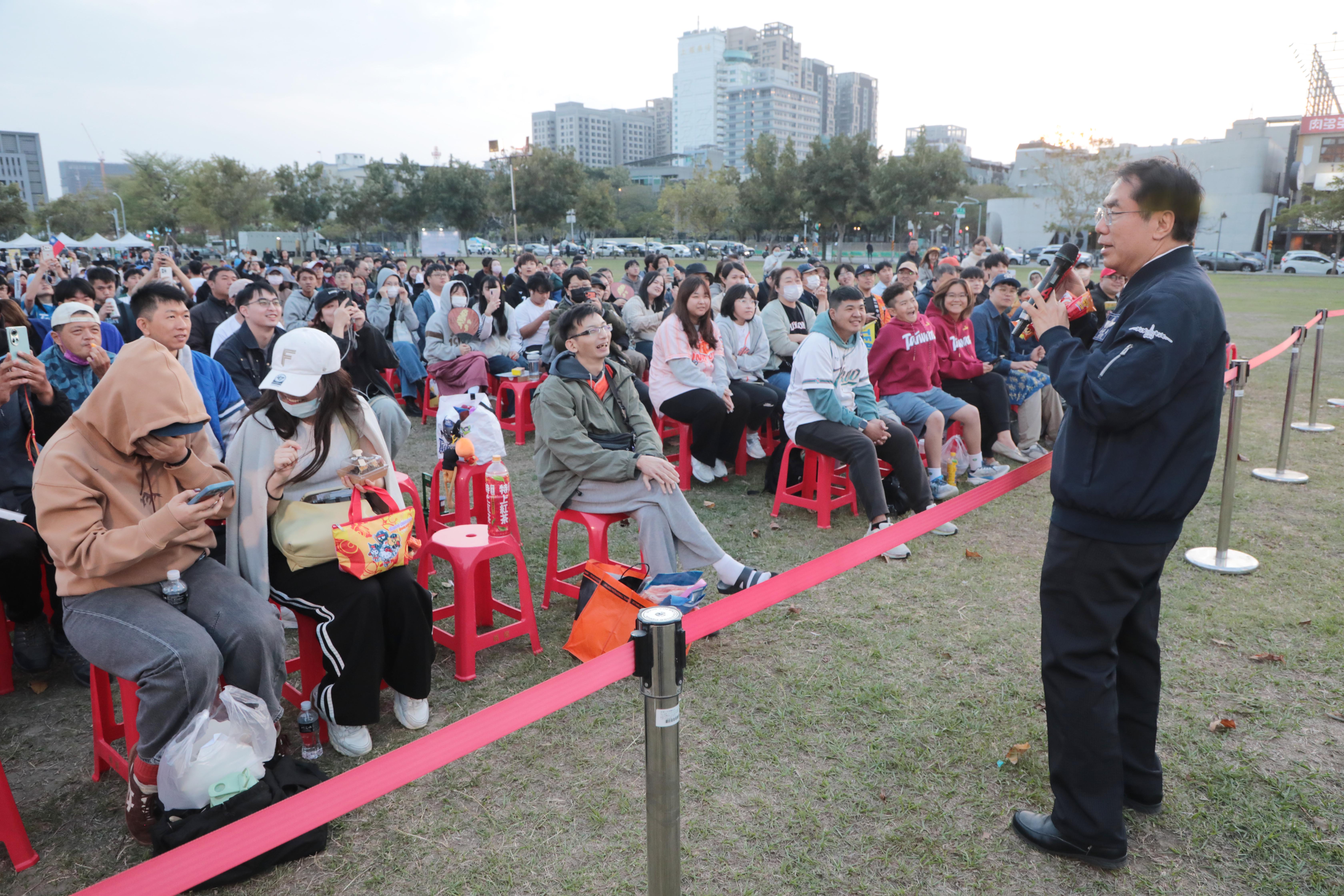 台南市舉辦WBC世界棒球經典賽轉播，黃偉哲與民眾一同為Team Taiwan加油打氣
