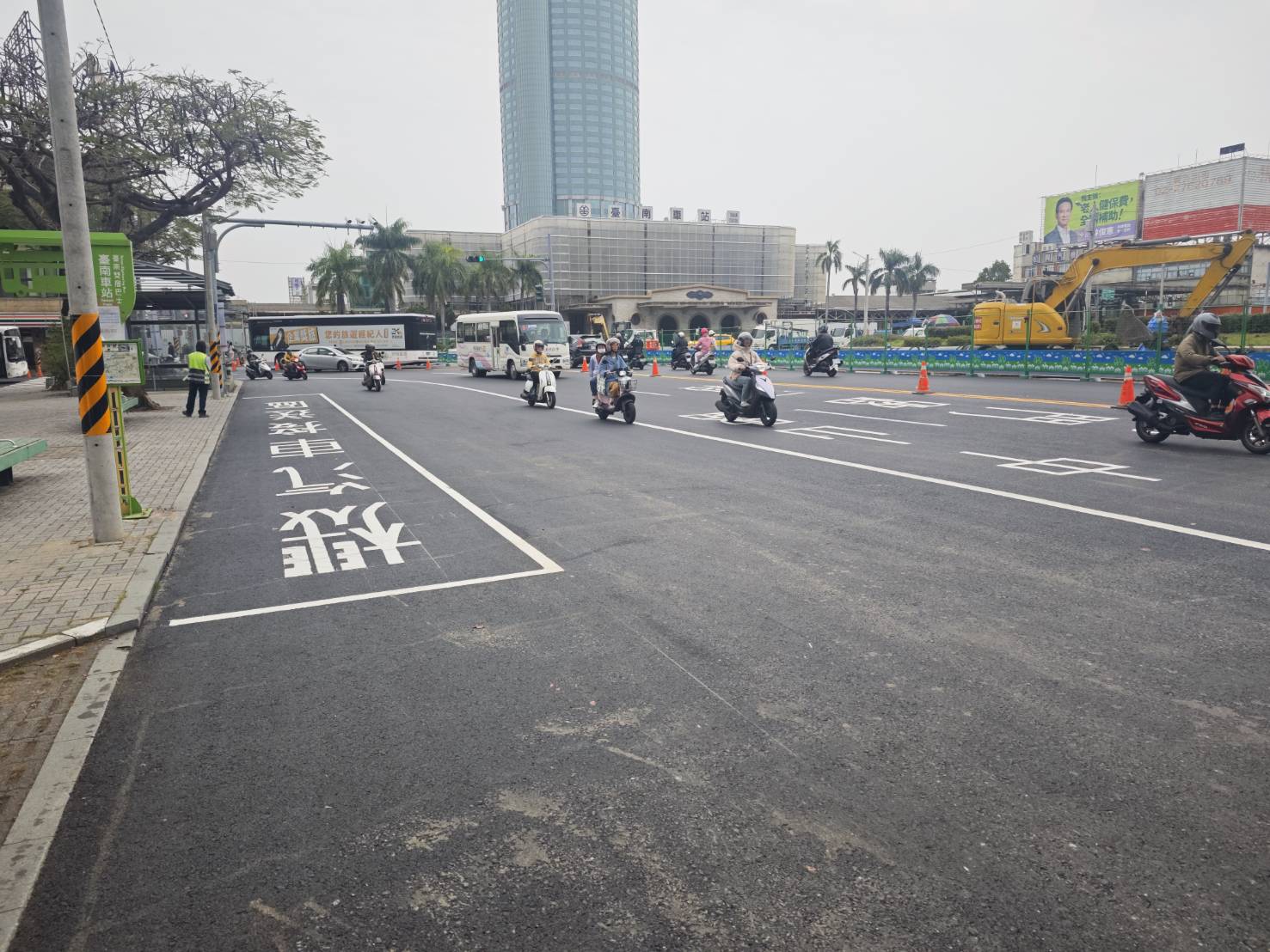 臺南火車站前廣場改造第二階段交維調整行車動線，U型雙向通行上班首日運作順暢