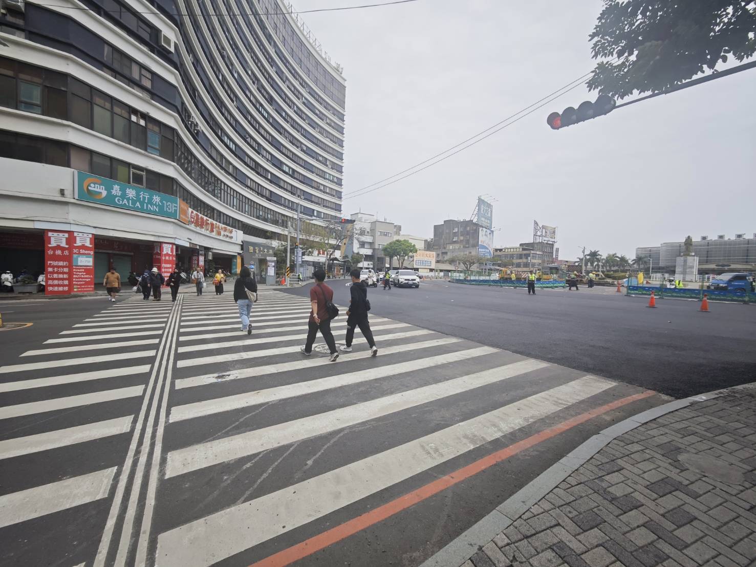 臺南火車站前廣場改造第二階段交維調整行車動線，U型雙向通行上班首日運作順暢