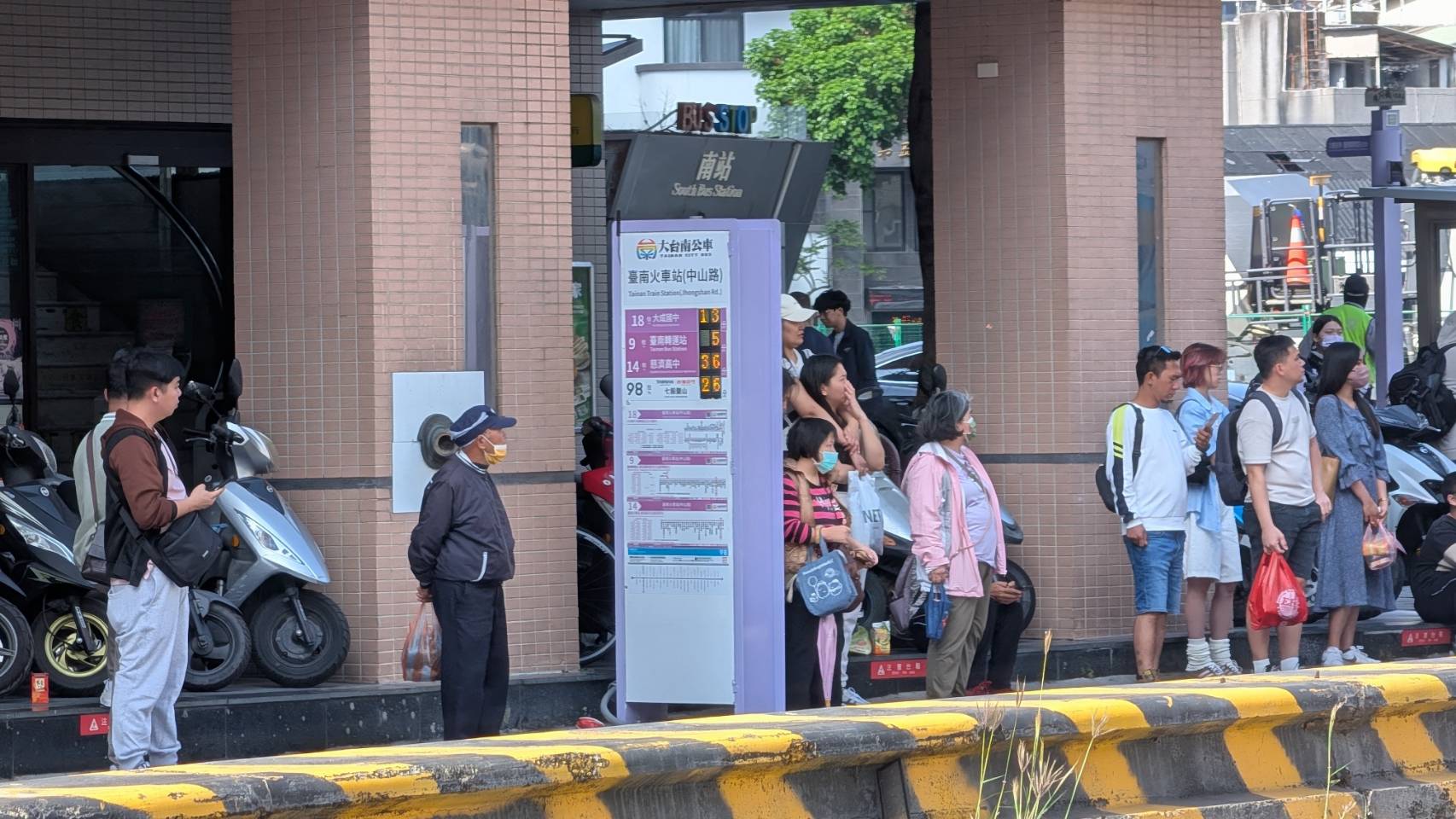 臺南火車站前廣場改造第二階段交維調整行車動線，U型雙向通行上班首日運作順暢