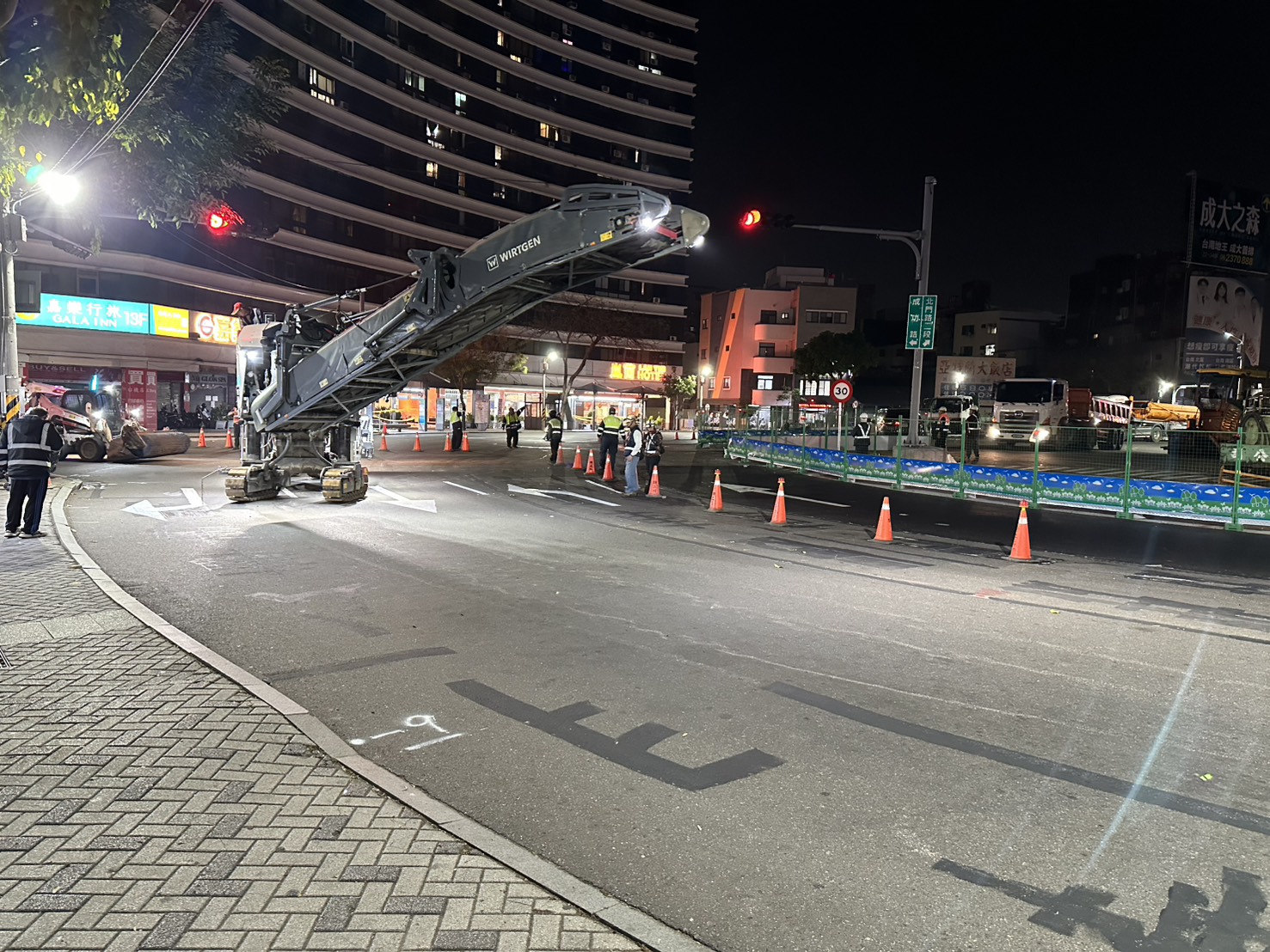 臺南火車站前廣場改造第二階段交維調整行車動線，U型雙向通行上班首日運作順暢