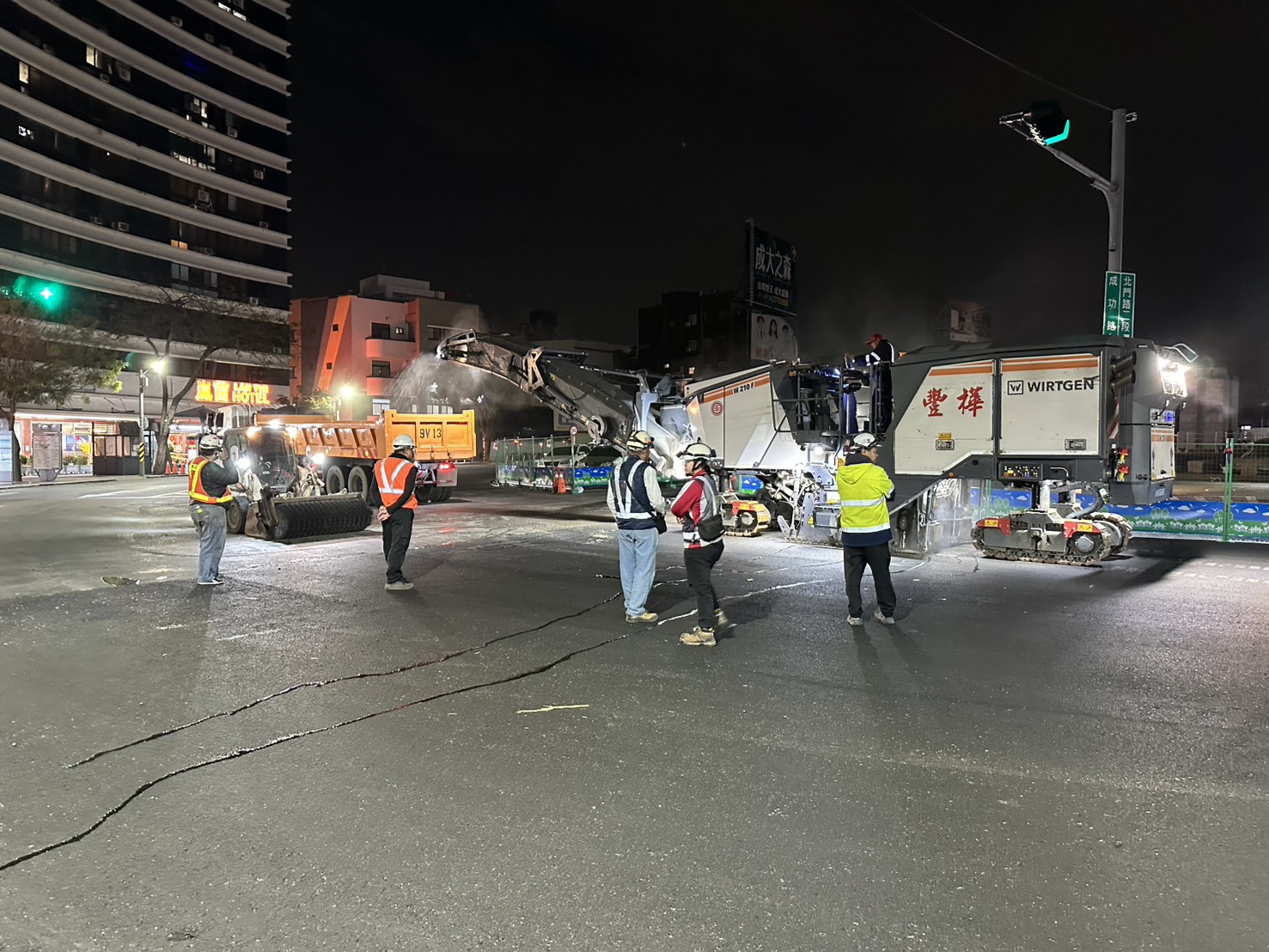 臺南火車站前廣場改造第二階段交維調整行車動線，U型雙向通行上班首日運作順暢