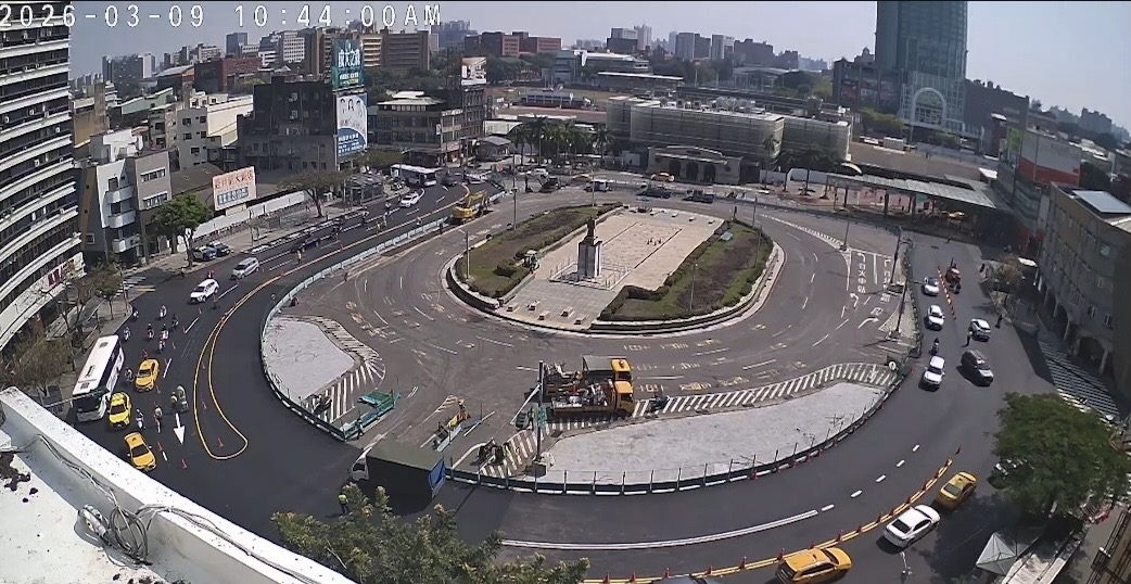 台南火車站前廣場改造第二階段調整行車動線，U型雙向通行順利