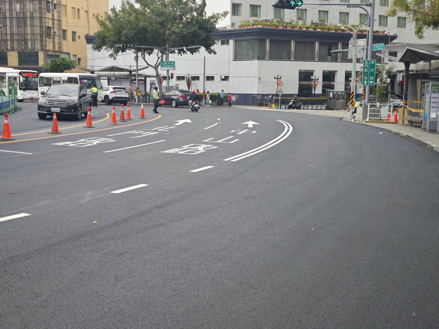 臺南火車站前廣場改造第二階段交維調整行車動線，U型雙向通行上班首日運作順暢