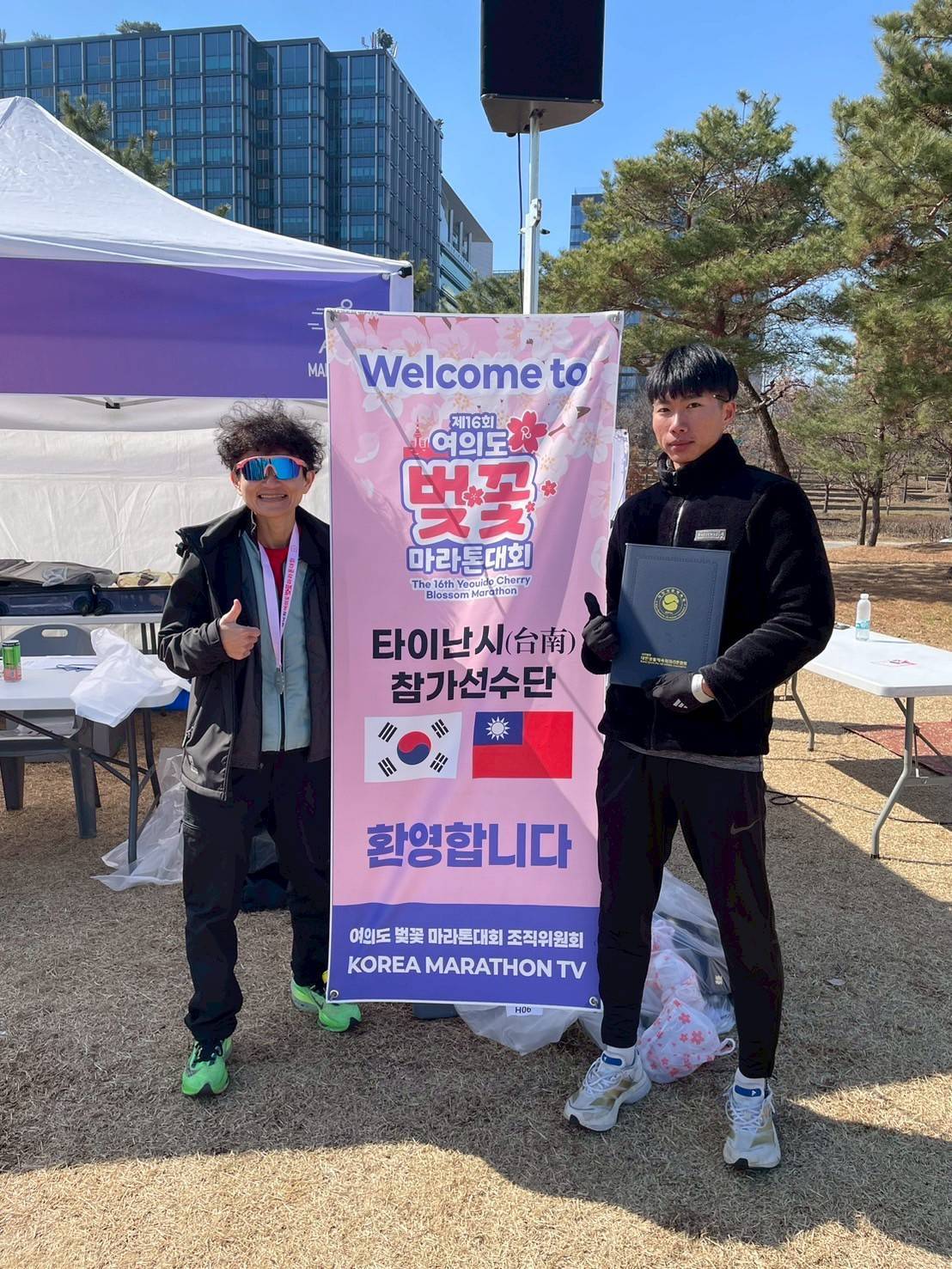 臺南市跑者陳重樺參加韓國首爾汝矣島櫻花馬拉松 勇奪半馬男子組總排第一名展現臺南跑者實力