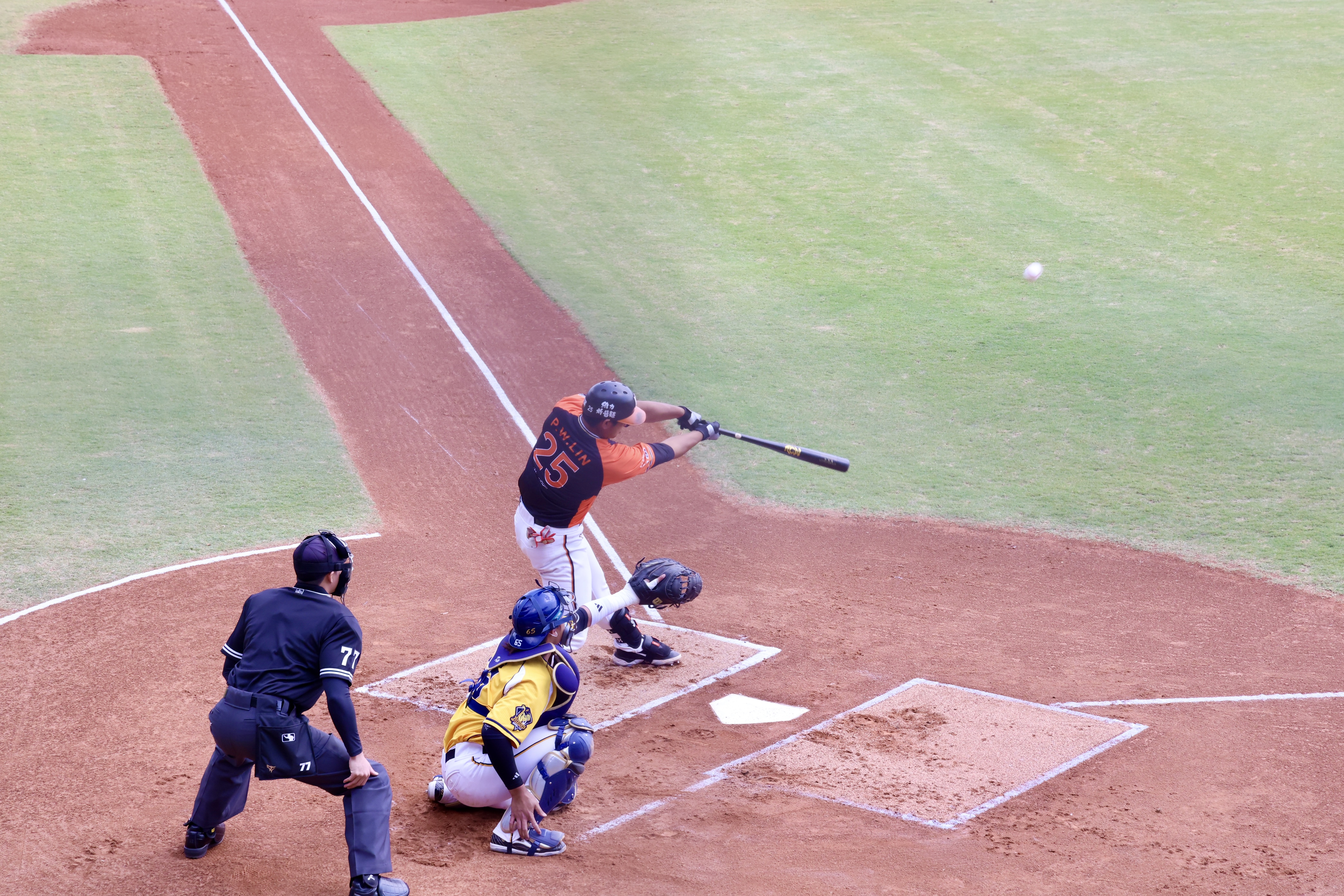 中職熱身賽亞太棒球場開打! 黃偉哲進場為統一獅加油 邀全國球迷3/29進場挺獅寫歷史