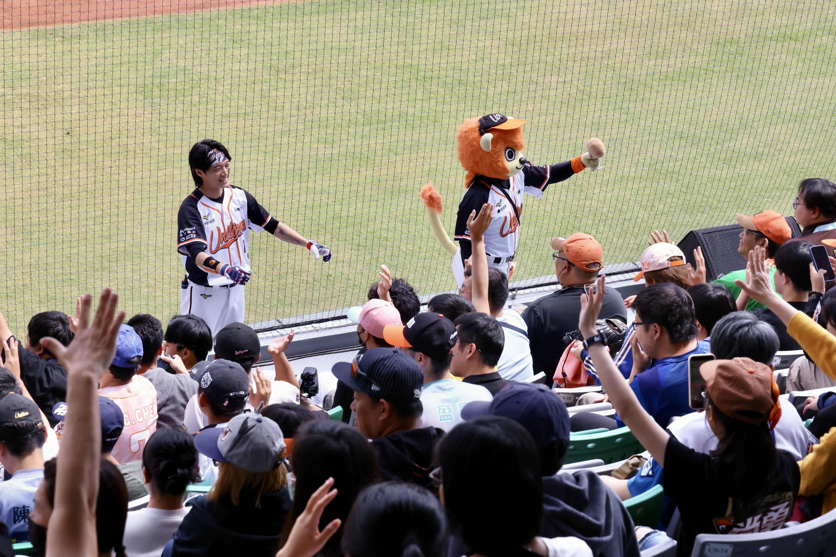 中職熱身賽亞太棒球場開打! 黃偉哲進場為統一獅加油 邀全國球迷3/29進場挺獅寫歷史