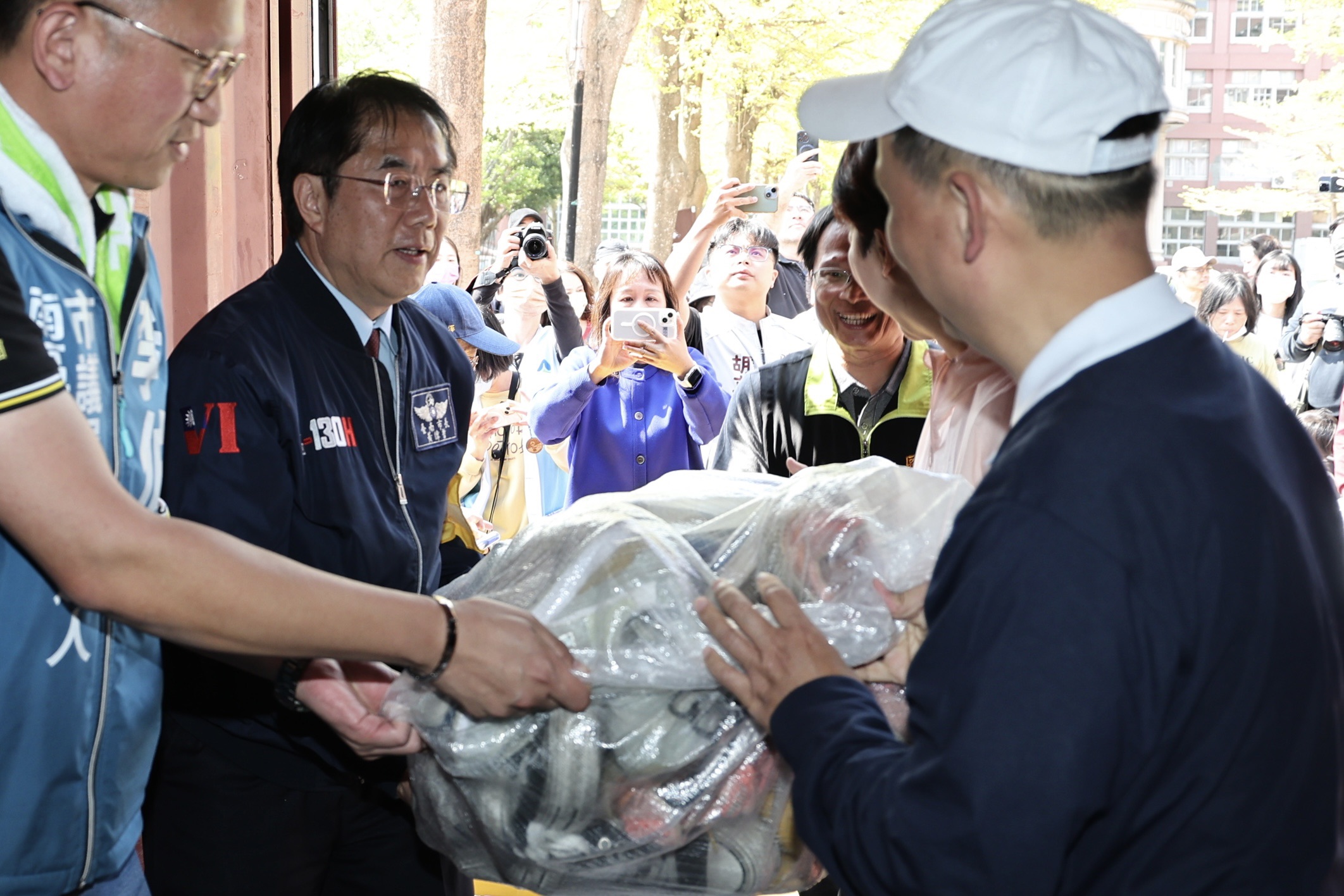 黃偉哲響應「舊鞋救命」臺南募集活動 攜手市民將愛心送往非洲