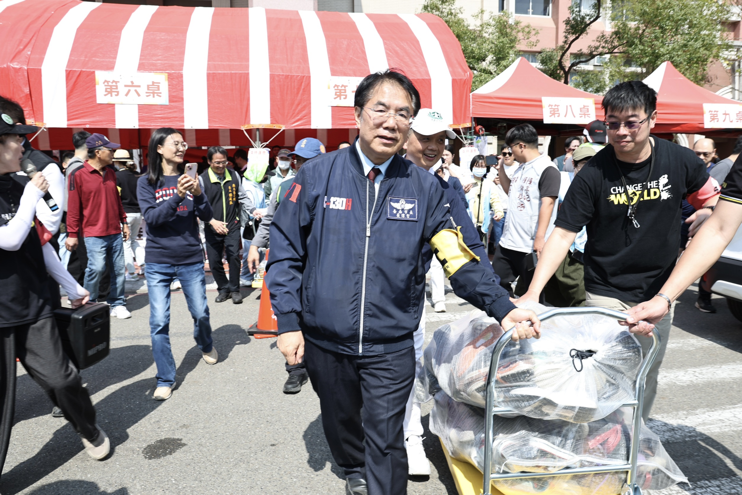 黃偉哲響應舊鞋募集活動 將愛心送往非洲 臺南市發起募集