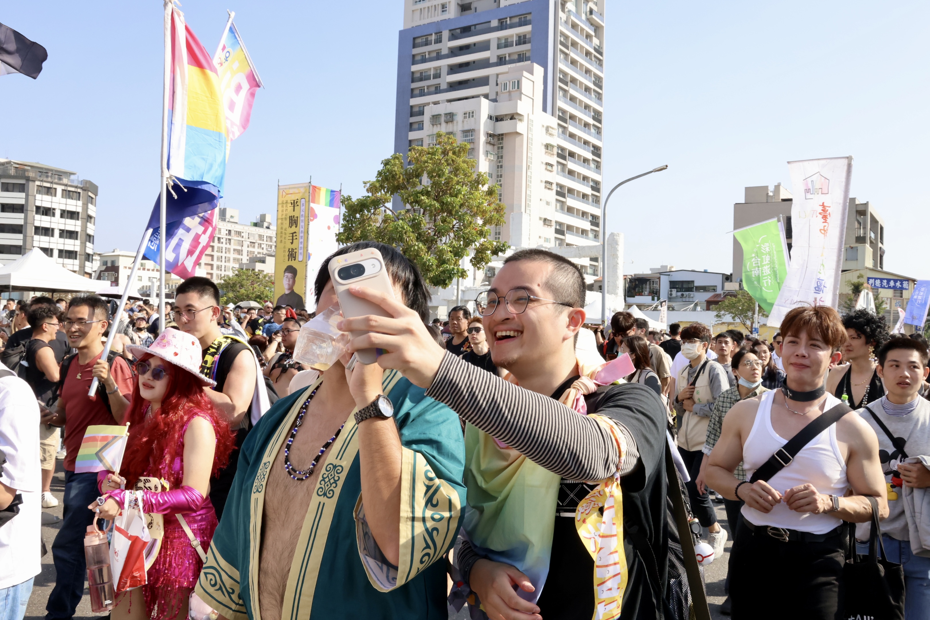 黃偉哲現身力挺彩虹遊行 台南公私部門齊升彩虹旗見證多元平權新篇章