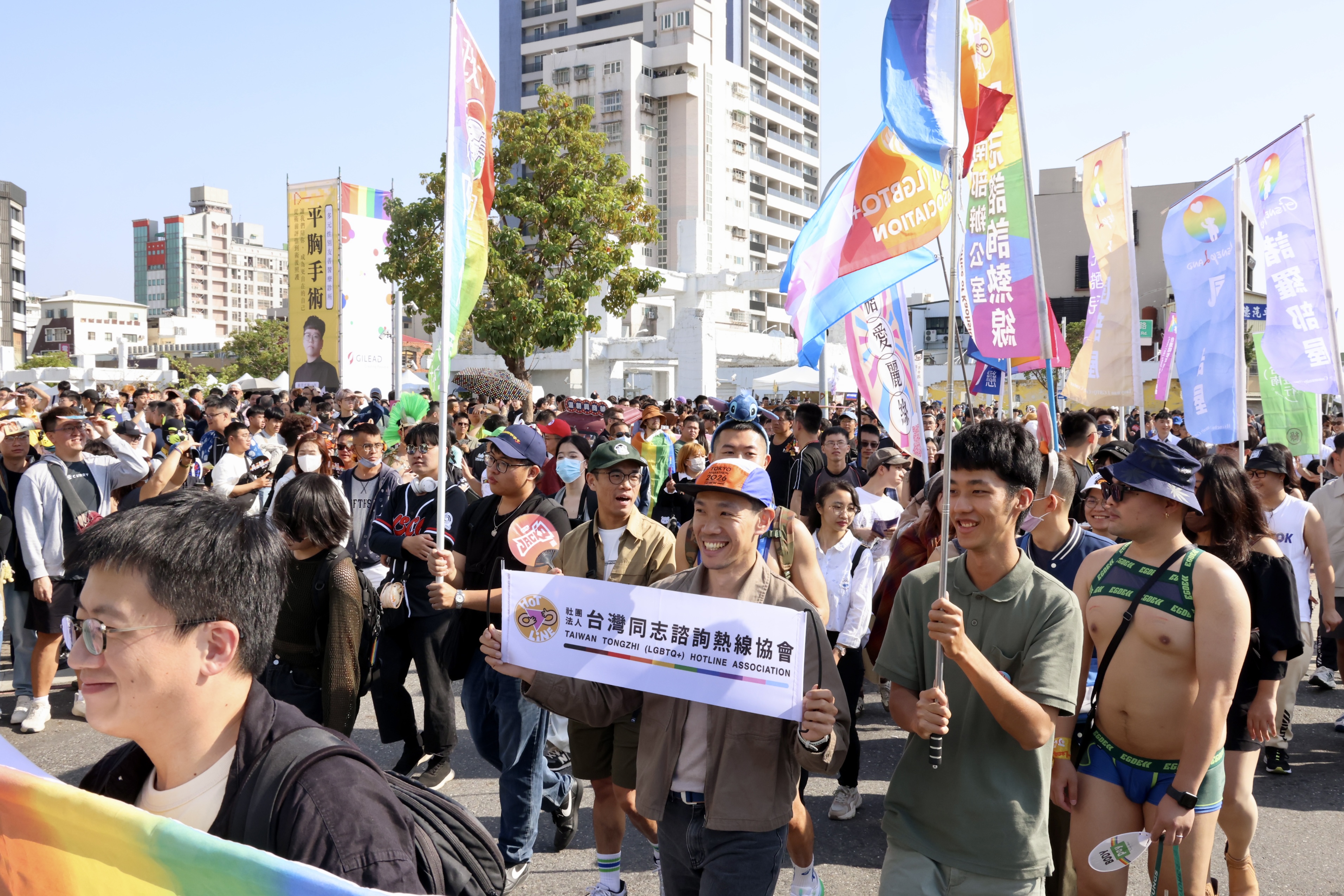 黃偉哲現身力挺彩虹遊行 台南公私部門齊升彩虹旗見證多元平權新篇章