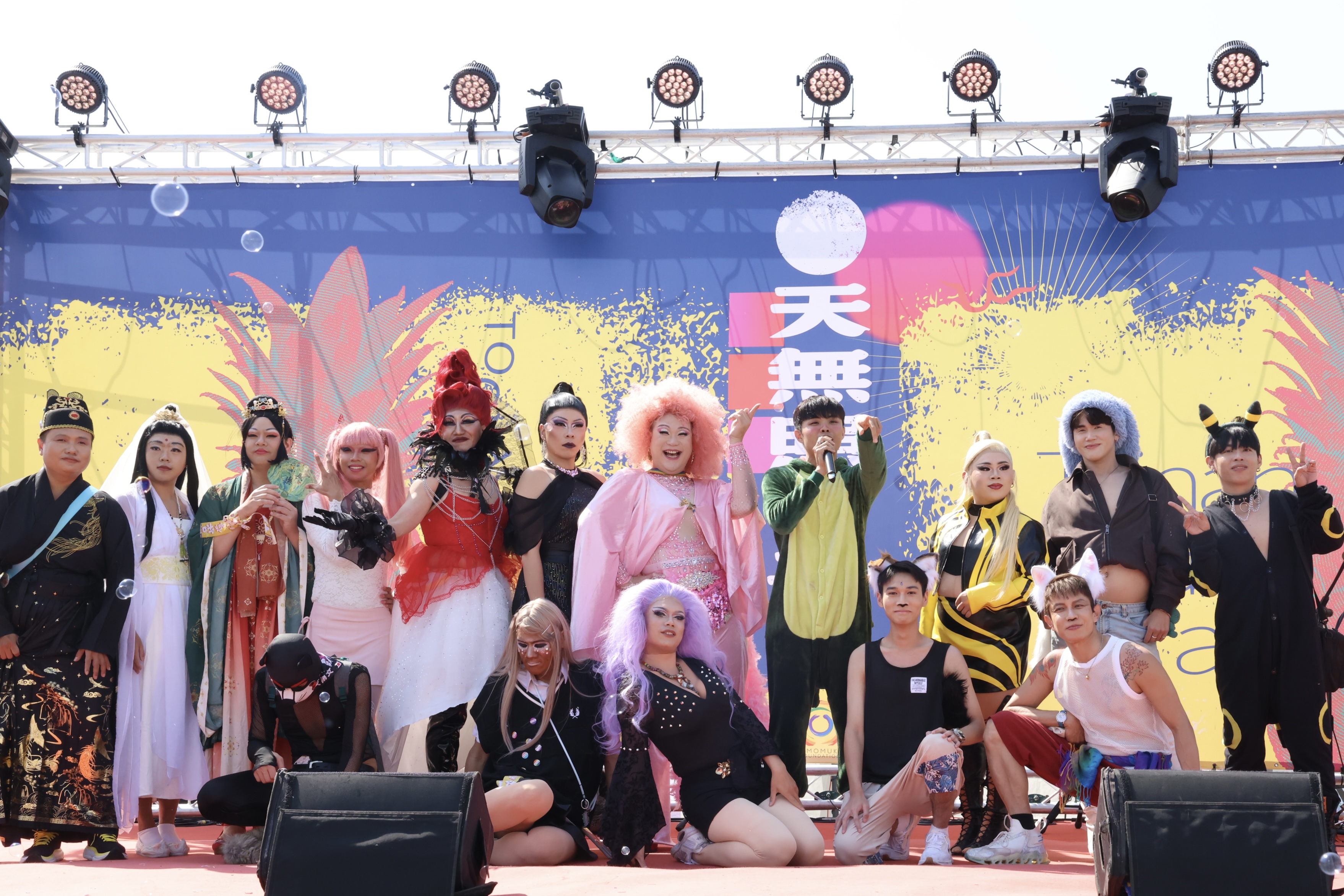 黃偉哲現身力挺彩虹遊行 台南公私部門齊升彩虹旗見證多元平權新篇章