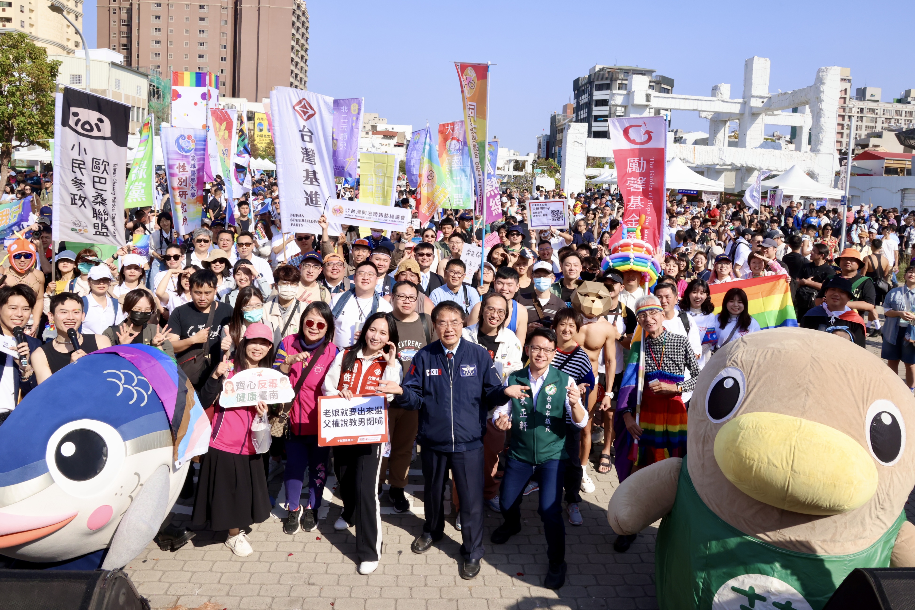 黃偉哲力挺台南彩虹遊行 公私部門升彩虹旗見證多元平權