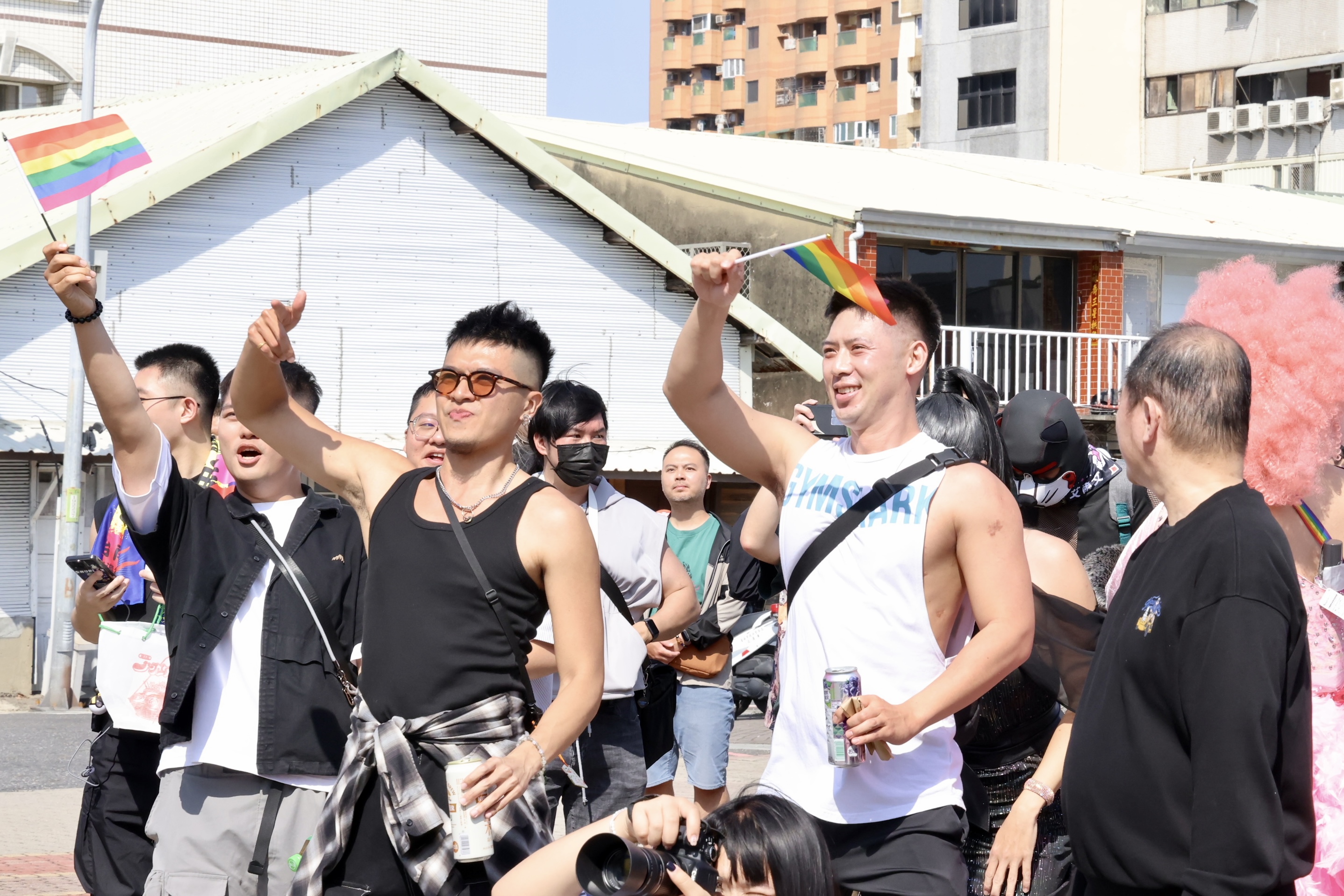 黃偉哲現身力挺彩虹遊行 台南公私部門齊升彩虹旗見證多元平權新篇章