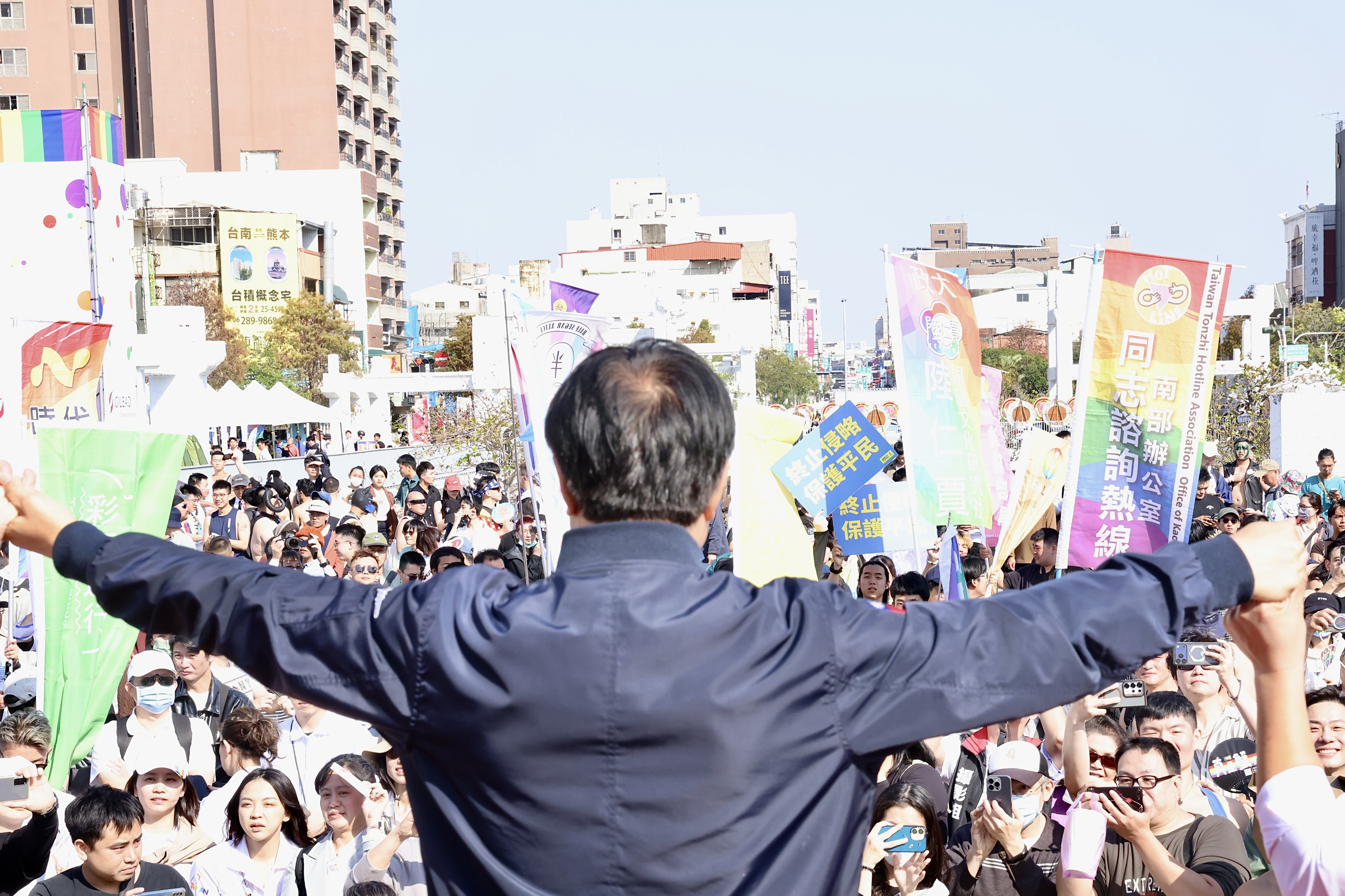 黃偉哲現身力挺彩虹遊行 台南公私部門齊升彩虹旗見證多元平權新篇章