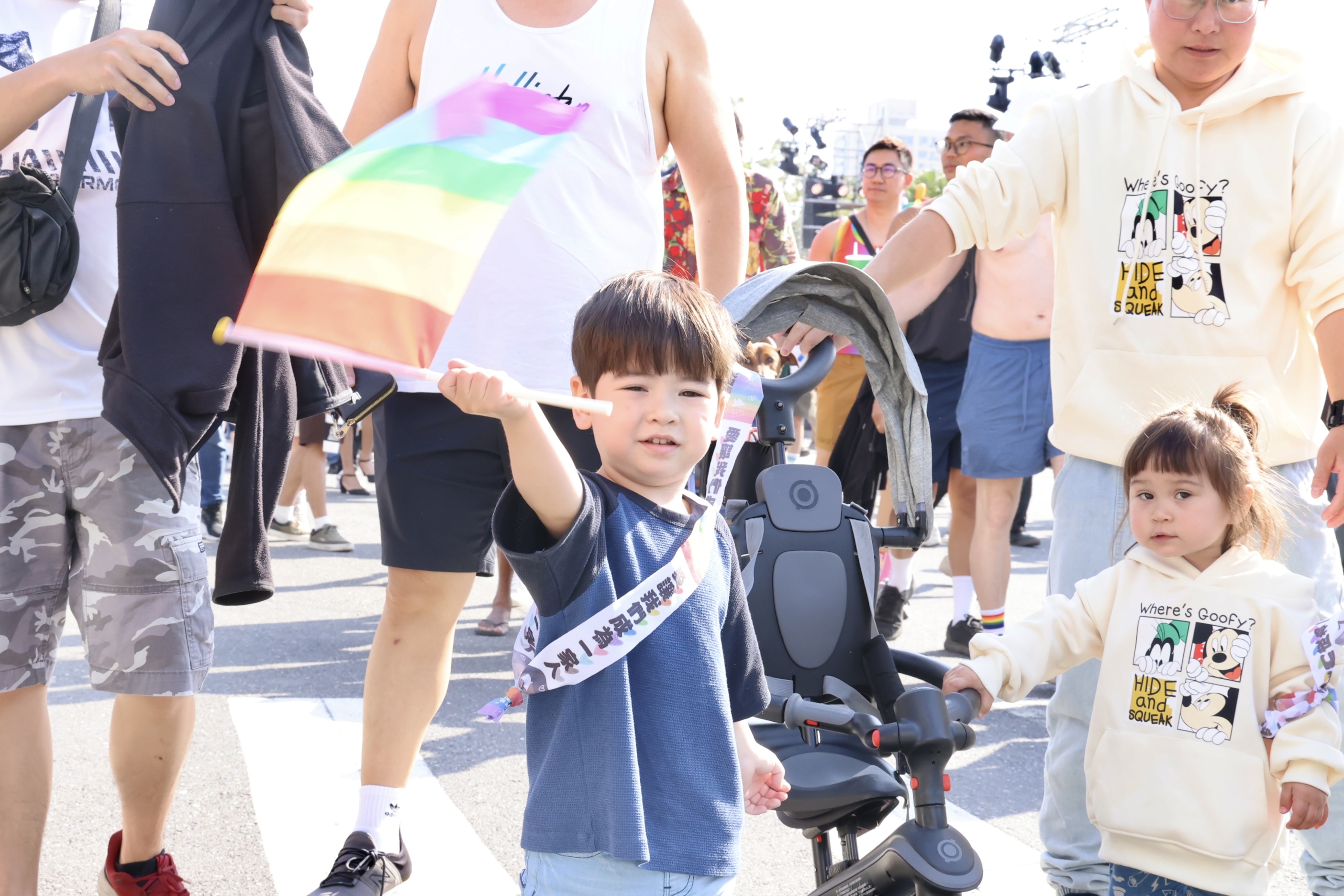 黃偉哲現身力挺彩虹遊行 台南公私部門齊升彩虹旗見證多元平權新篇章