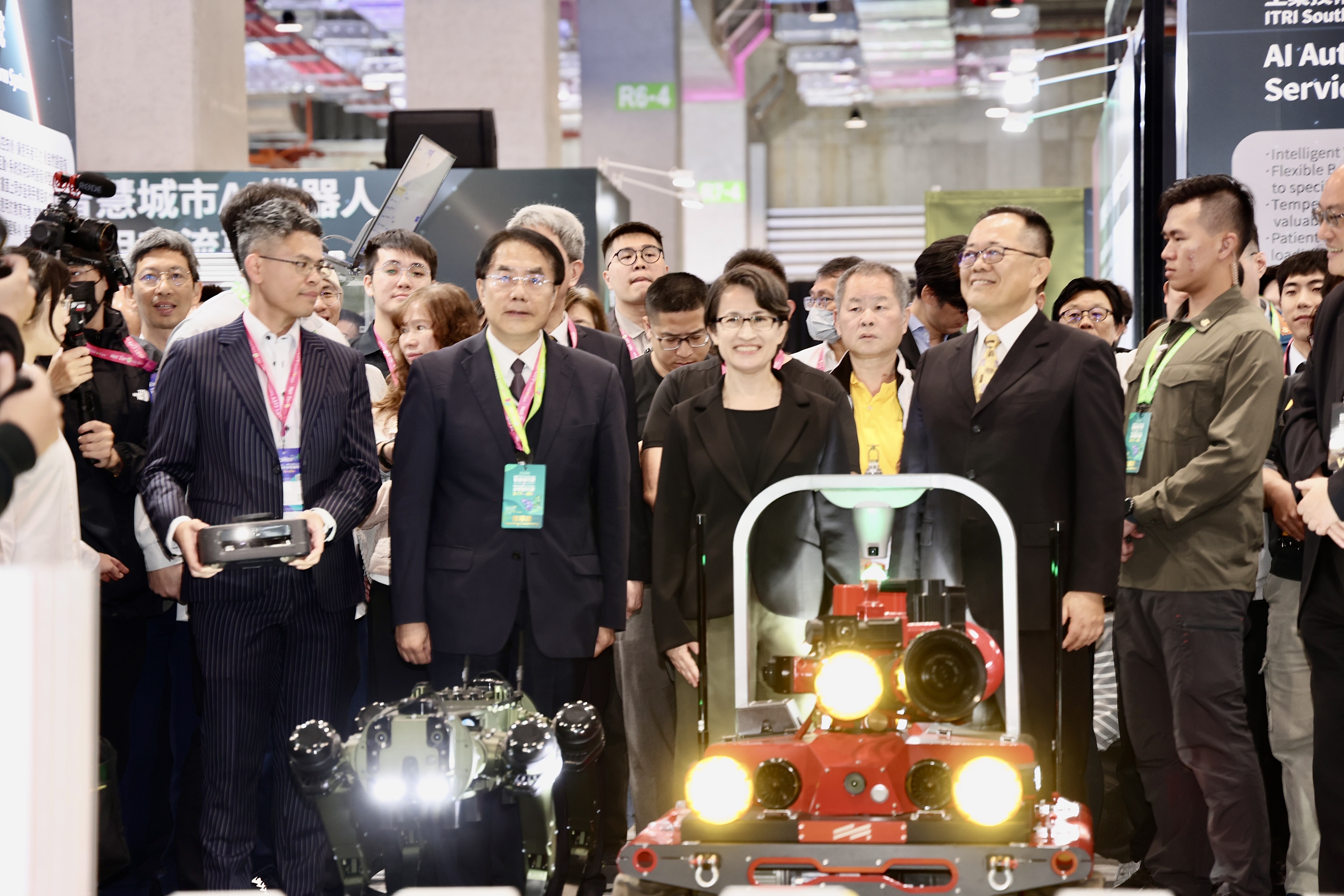 2026 智慧城市展  黃偉哲推動城市AI創新治理與機器人跨域應用