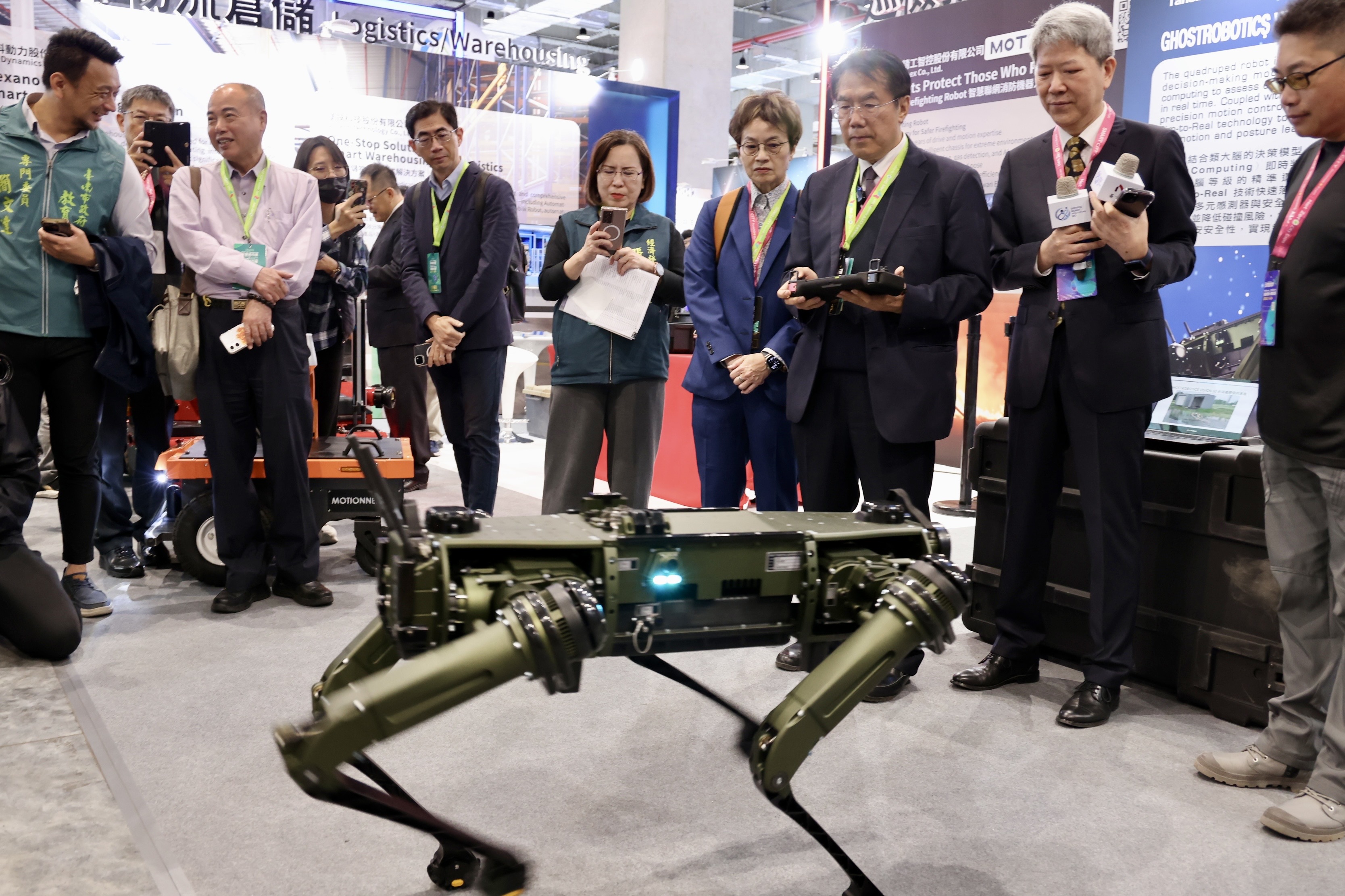 2026 智慧城市展  黃偉哲推動城市AI創新治理與機器人跨域應用