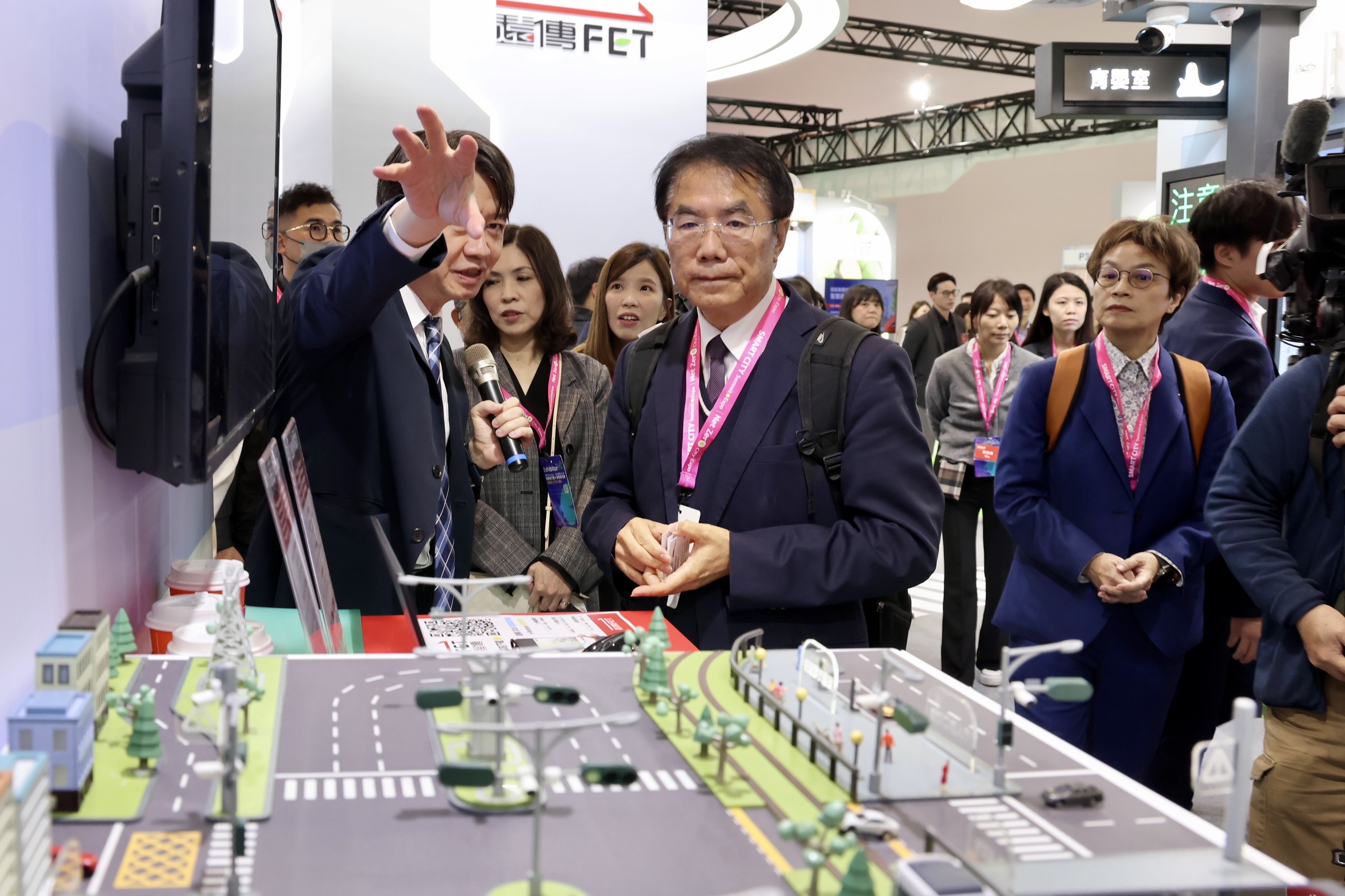 2026 智慧城市展  黃偉哲推動城市AI創新治理與機器人跨域應用