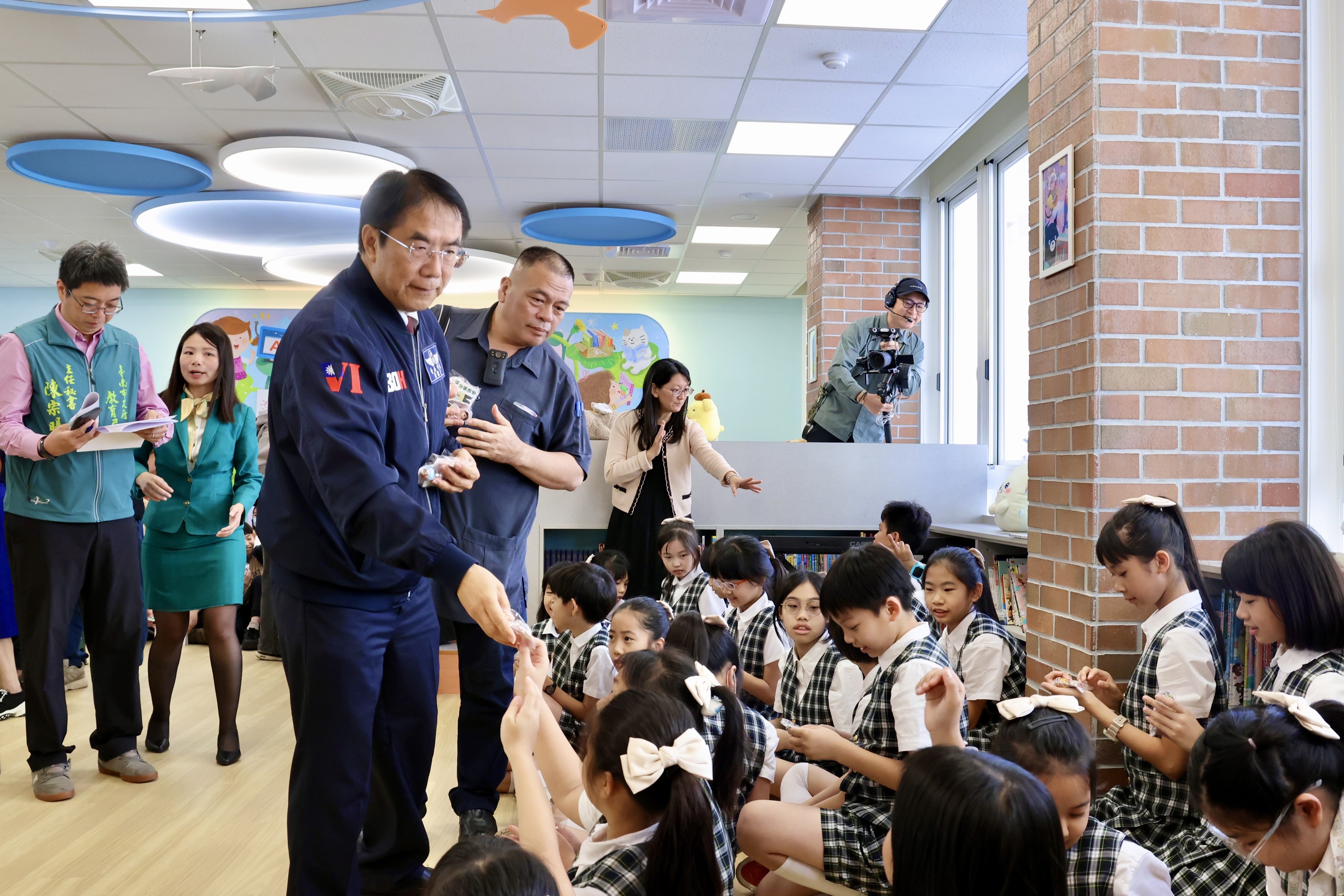 成功國小喜迎玉山圖書館進駐  黃偉哲感謝企業公私協力打造閱讀城市