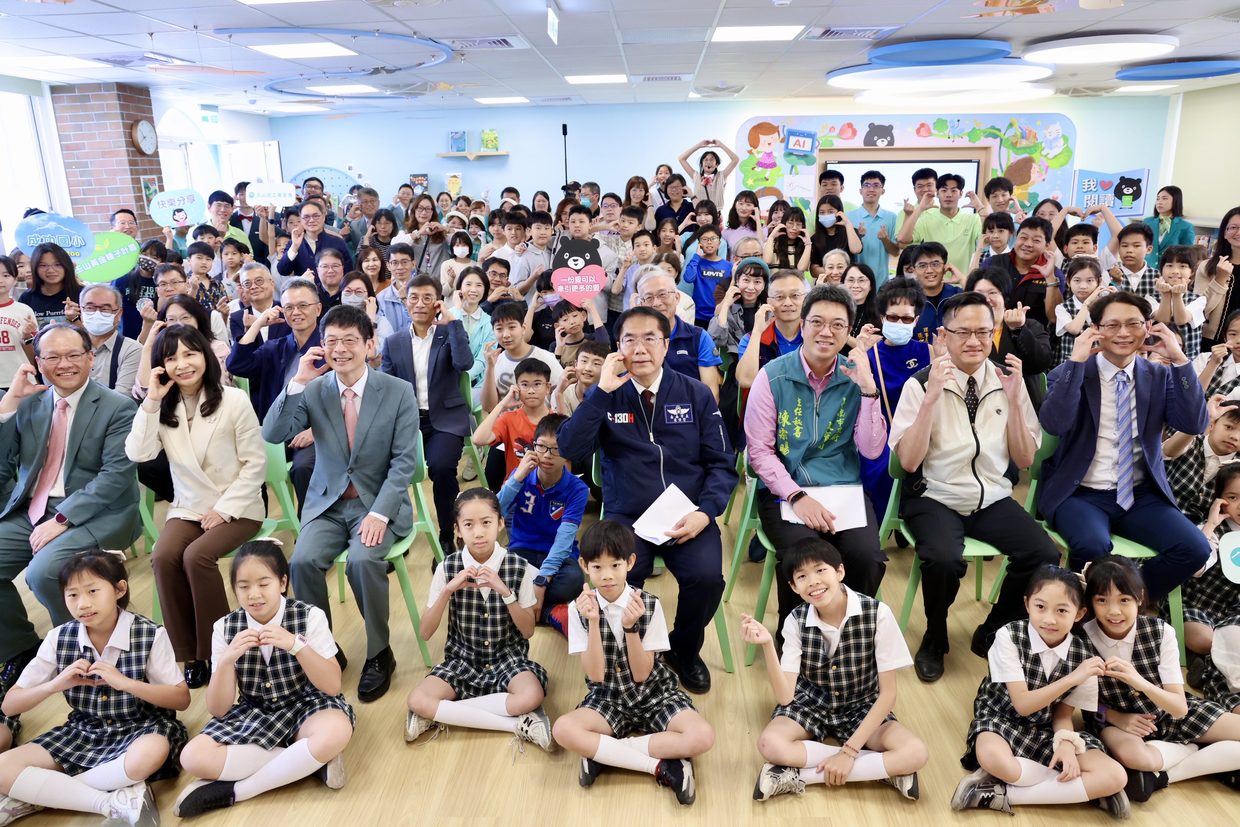 成功國小喜迎玉山圖書館進駐  黃偉哲感謝企業公私協力打造閱讀城市