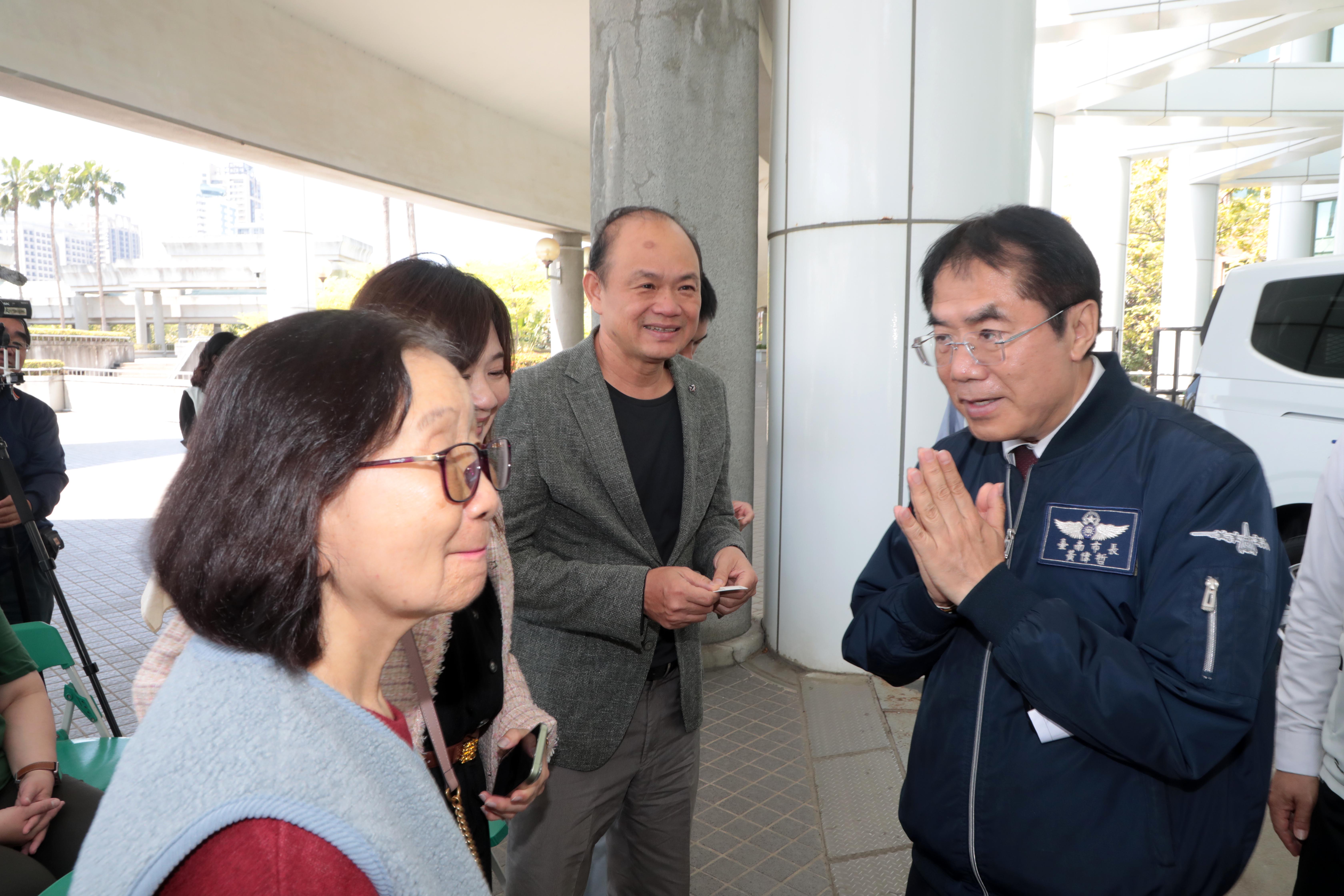 大壹汽車蔡阿珠捐贈2輛復康巴士 黃偉哲感謝共同守護市民健康與平安