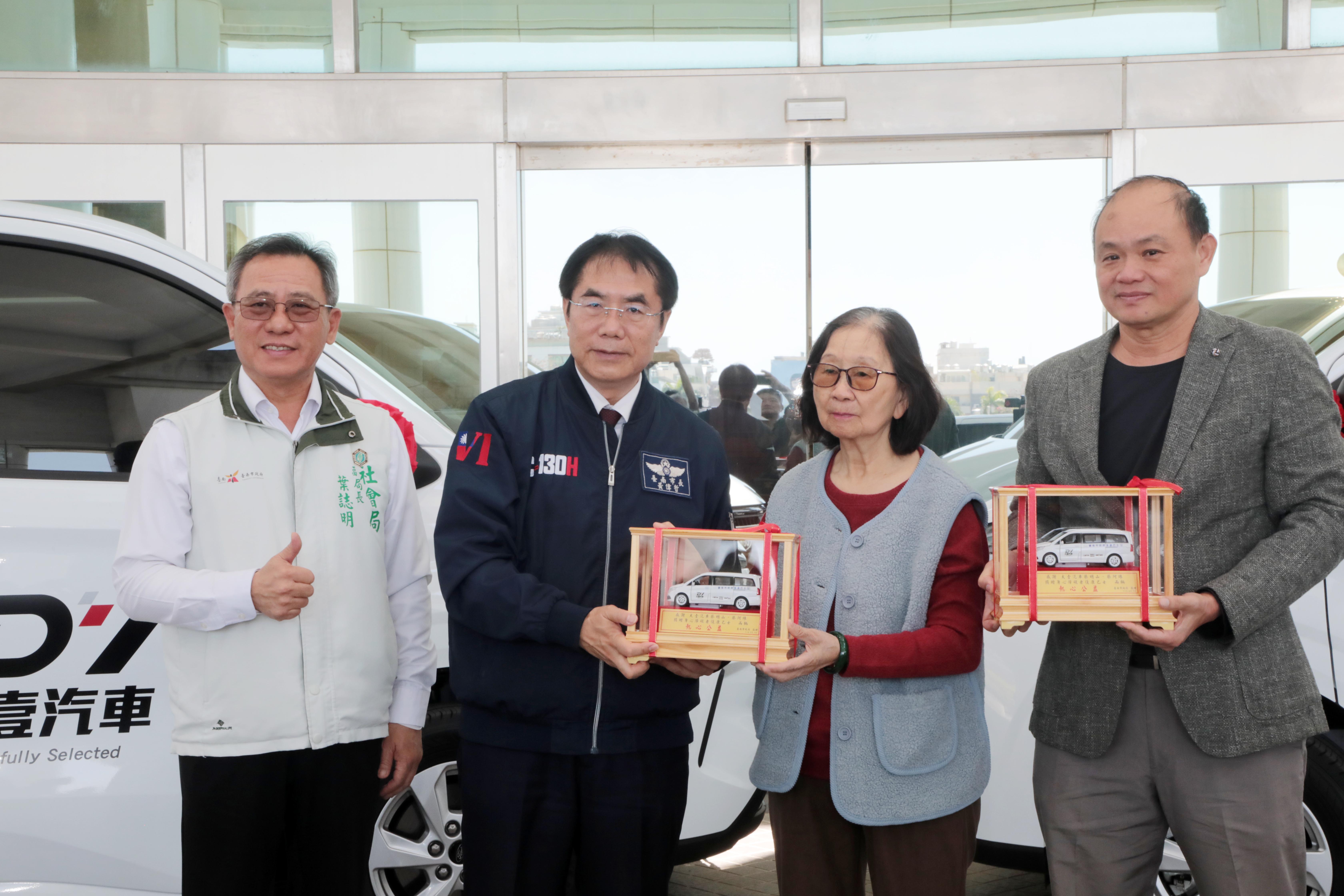大壹汽車蔡阿珠捐贈2輛復康巴士 黃偉哲感謝共同守護市民健康與平安