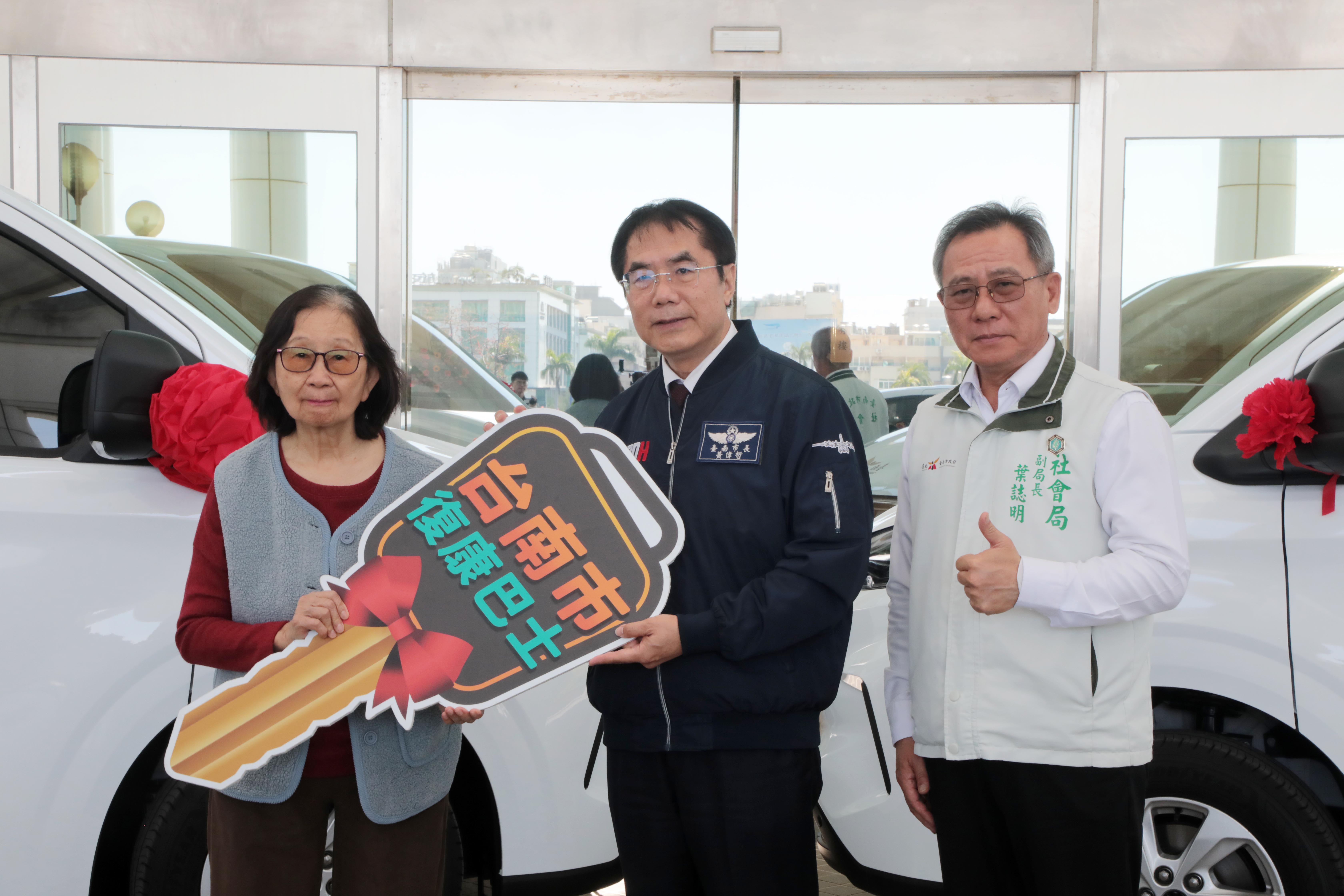 大壹汽車蔡阿珠捐贈2輛復康巴士 黃偉哲感謝共同守護市民健康與平安