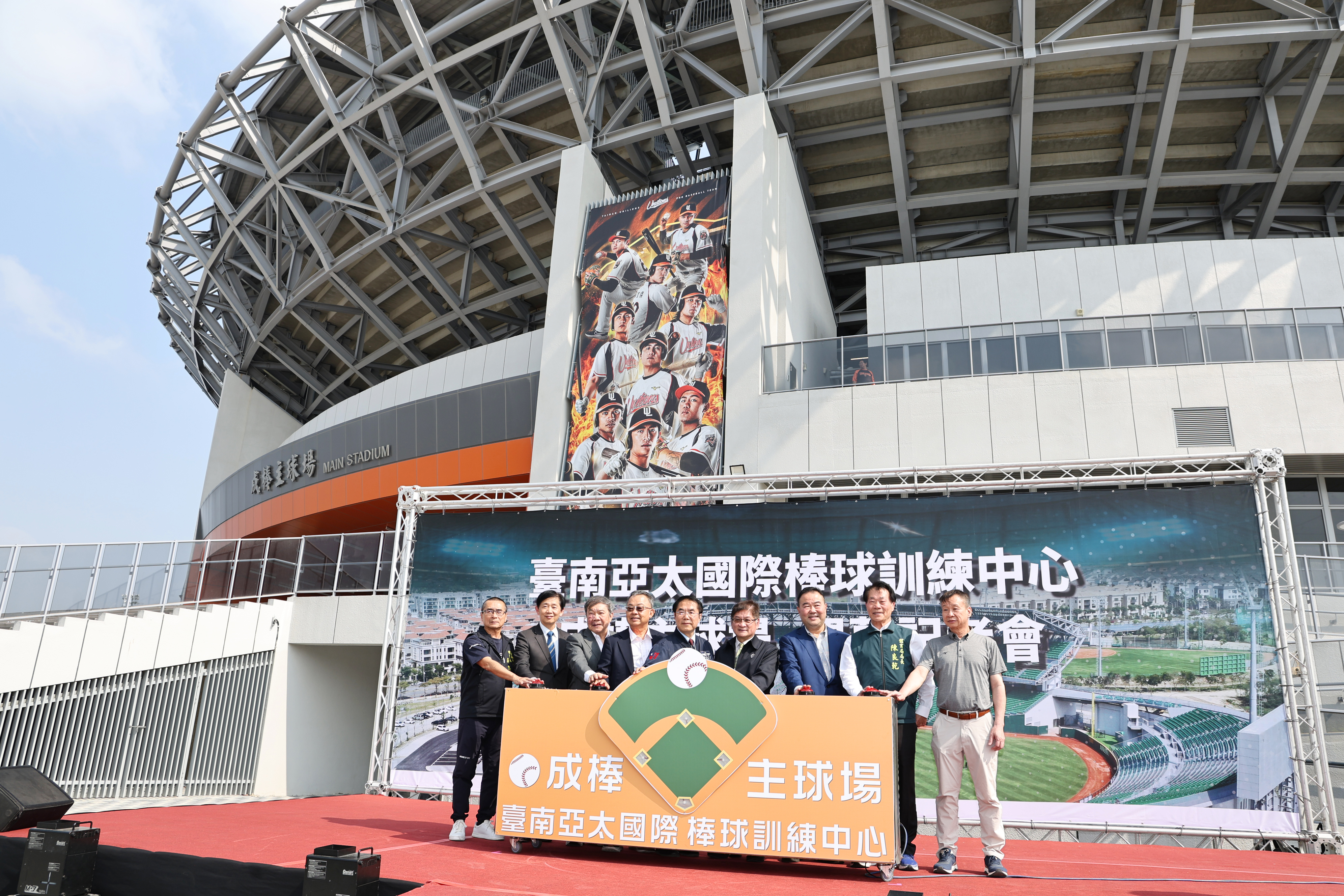 台南亞太棒球場啟用，全國最大戶外棒球場提供2.5萬席座位