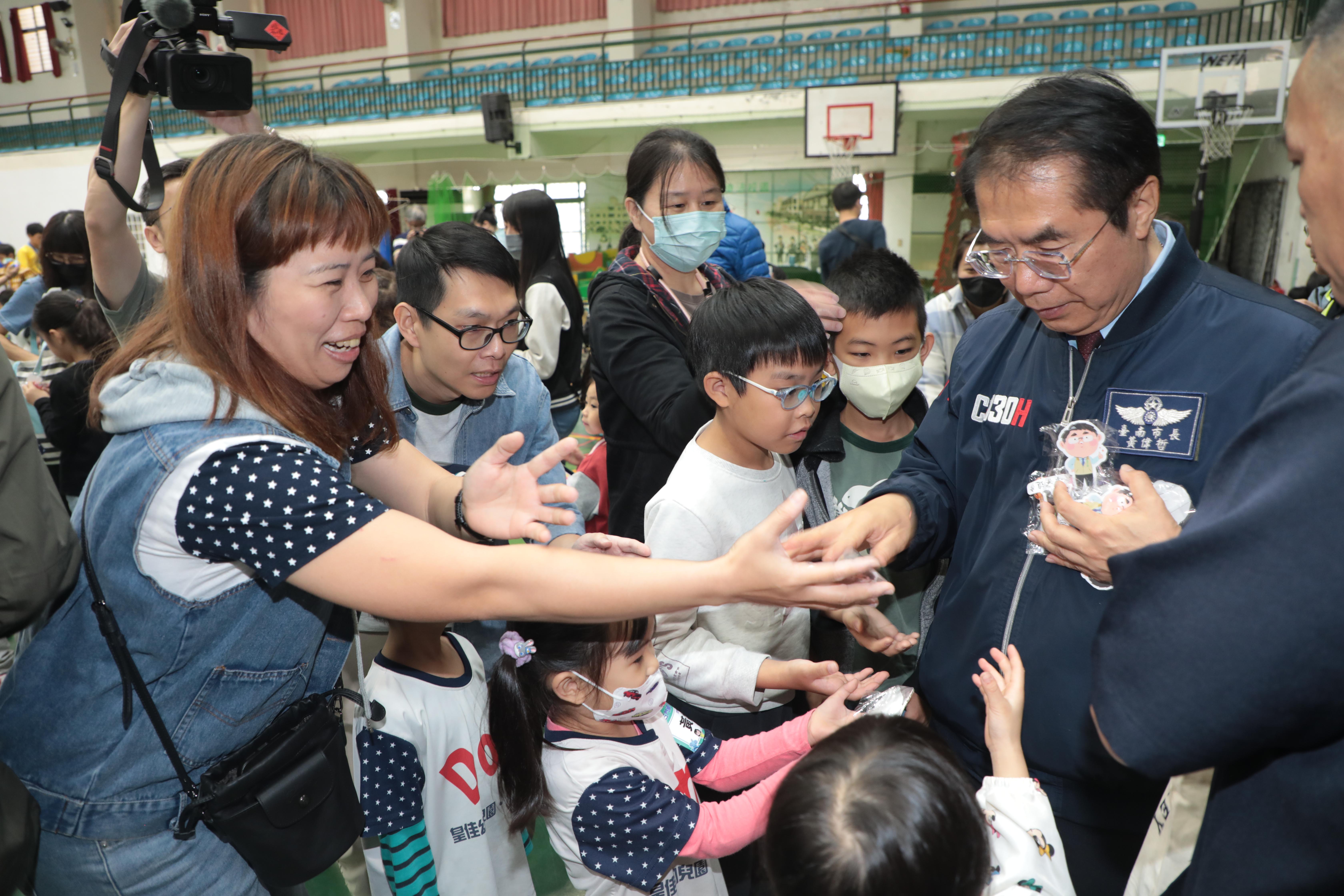 第二屆議長盃機器人邀請賽登場  黃偉哲鼓勵學子跨域學習培養科技競爭力