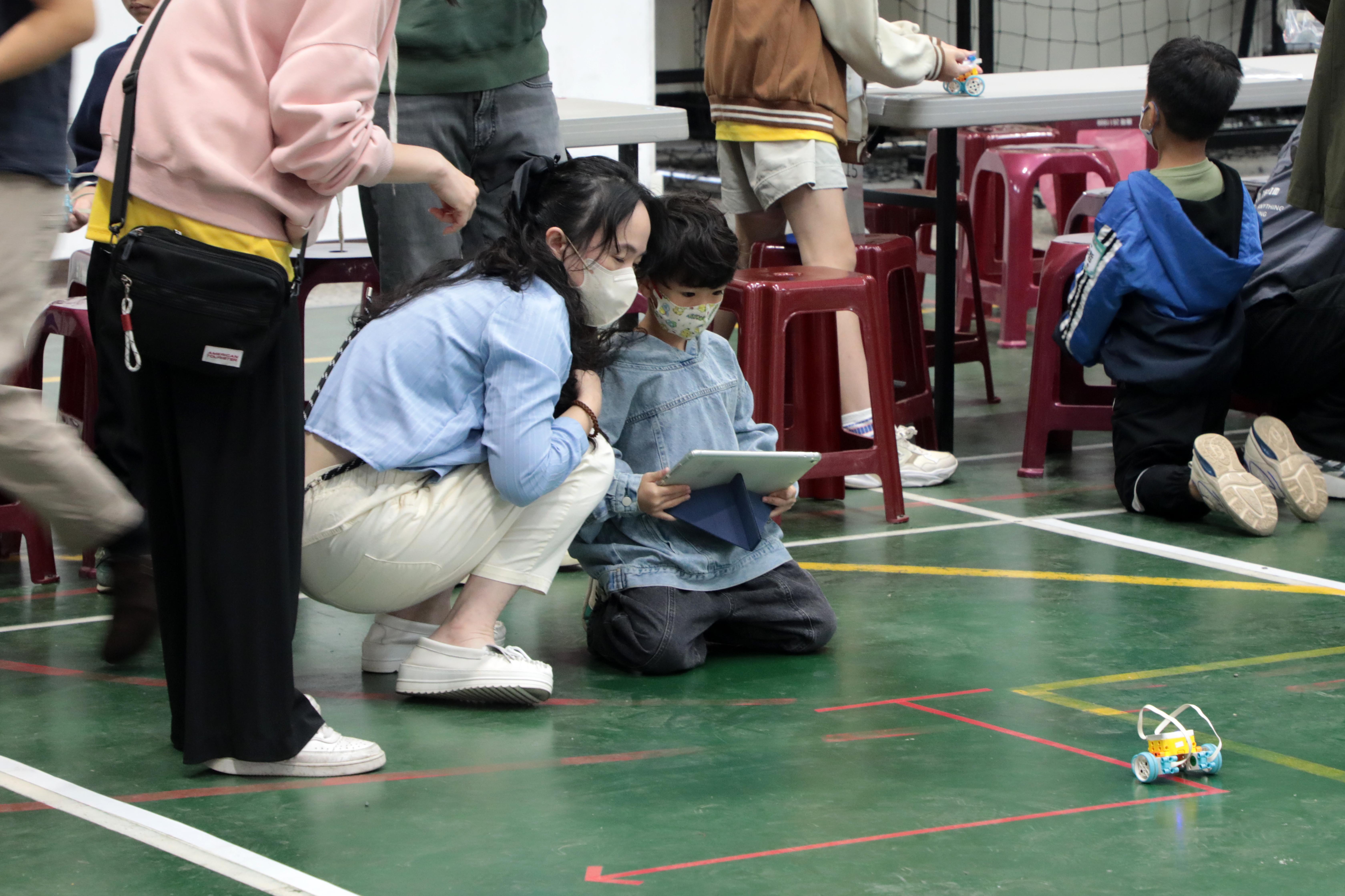 第二屆議長盃機器人邀請賽登場  黃偉哲鼓勵學子跨域學習培養科技競爭力