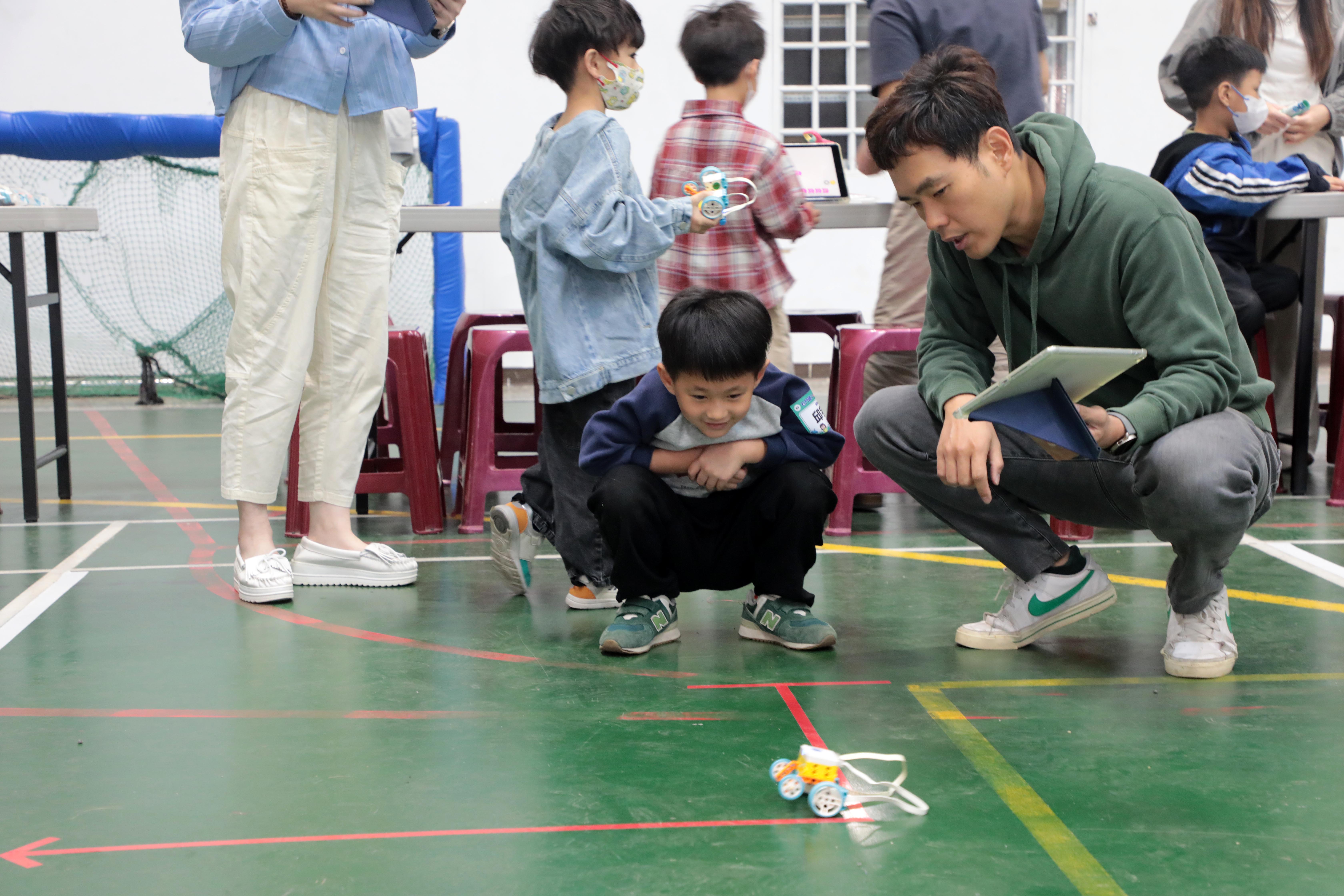 第二屆議長盃機器人邀請賽登場  黃偉哲鼓勵學子跨域學習培養科技競爭力