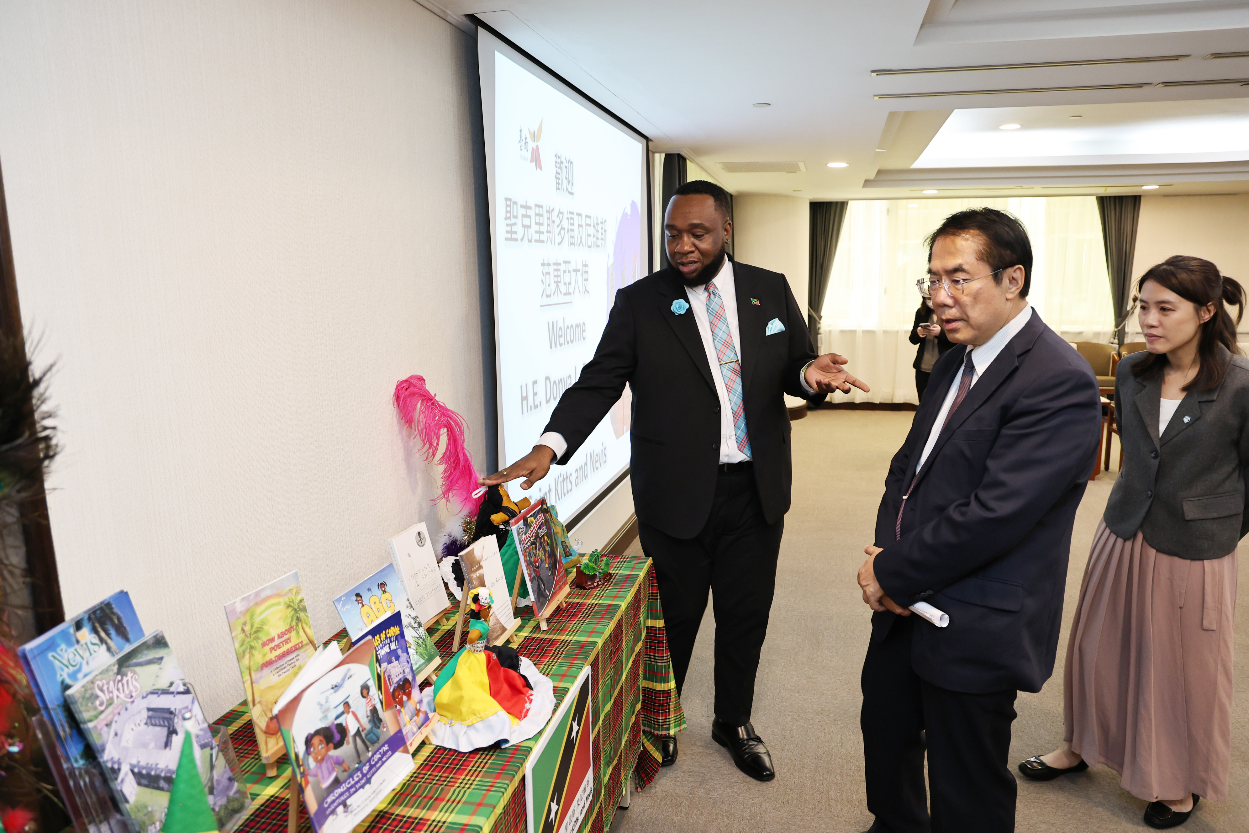 聖克里斯多福及尼維斯贈書台南市圖 以閱讀為橋梁深化兩地文化交流