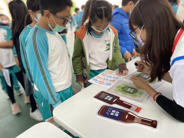臺南市政府教育局攜手家樂福「吾食吾課校園食育」活動，帶領學童以遊戲方式學會「惜食」