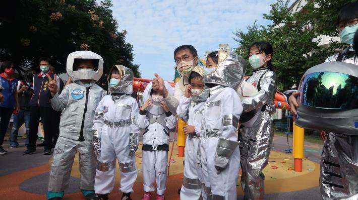 東區復興國小學童打扮成太空人歡喜慶祝遊具啟用.JPG