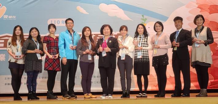臺南市教育局代表(左三)至全國中輟業務傳承研討暨表揚大會受獎