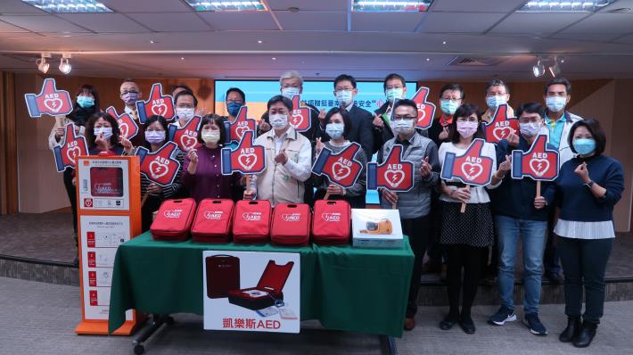 市民黃柏昌母親陳雪(第一排左三)代表捐贈AED給本市國中小.JPG