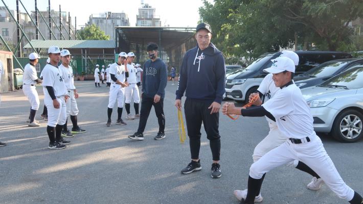 郭泓志教練指導南英商工棒球隊運用彈力帶進行體能訓練.JPG