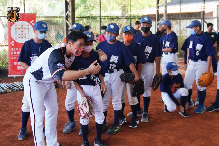 統一獅球員指導建興國中棒球隊選手